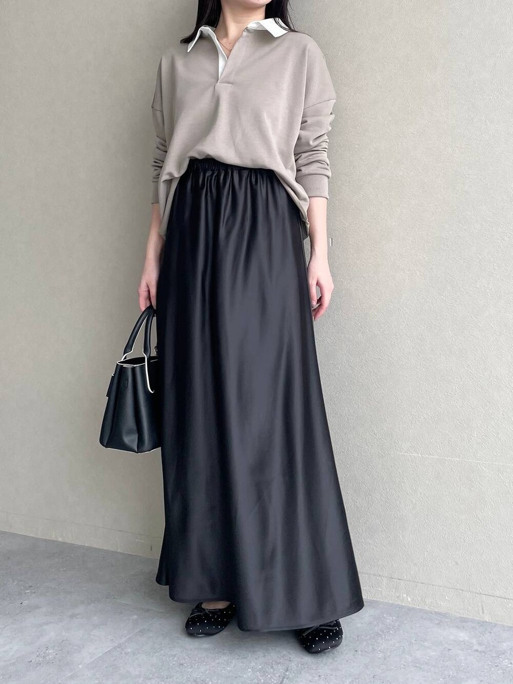 ブラック系のショルダーバッグ、ブラック系のバレエシューズ、ブラック系のスカートを着用したレディースの春コーディネートの4枚目の写真