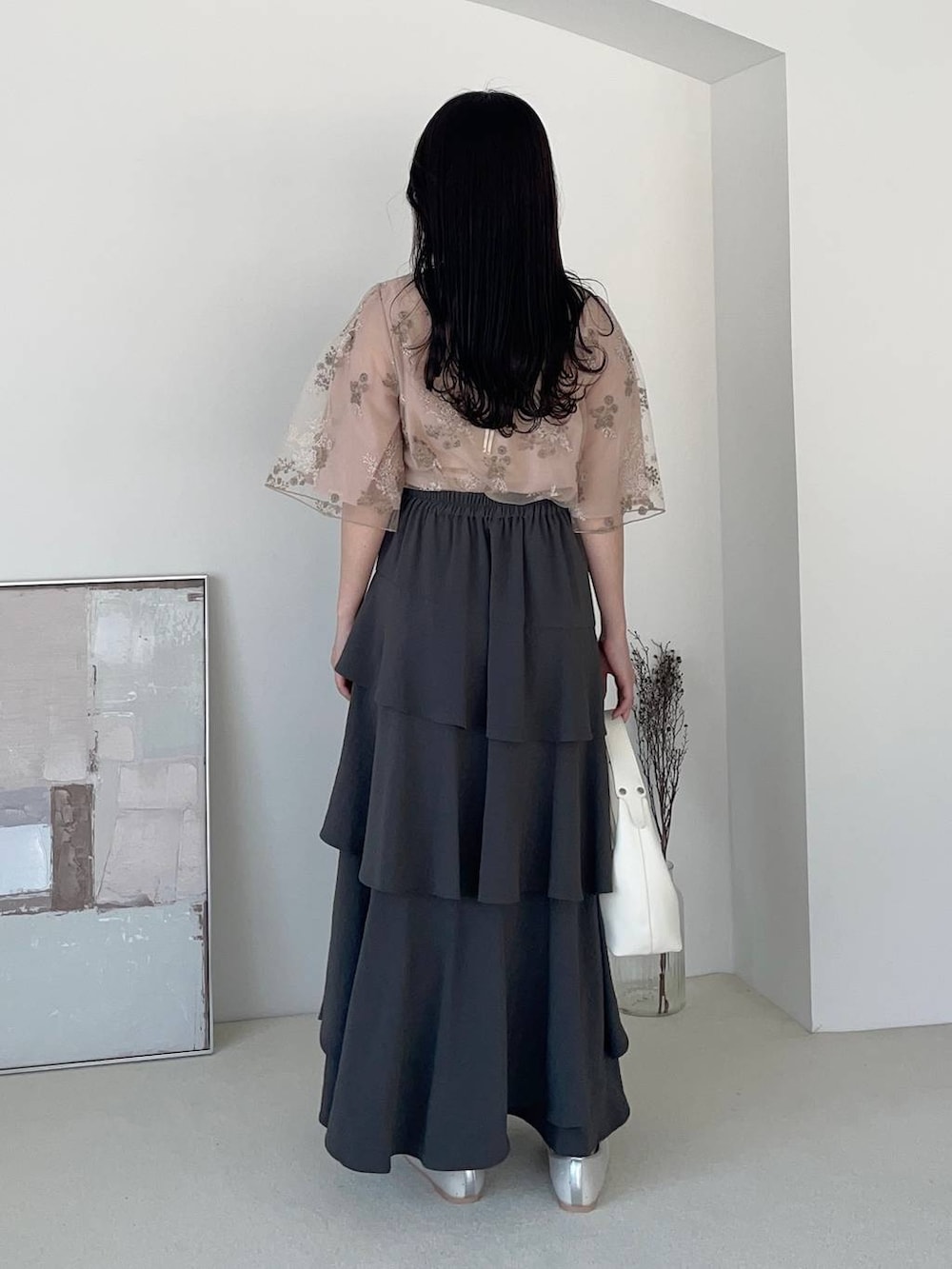 グレー系のスカート、シルバー系のバレエシューズ、ピンク系のシャツ/ブラウスを着用したレディースの春コーディネートの2枚目の写真