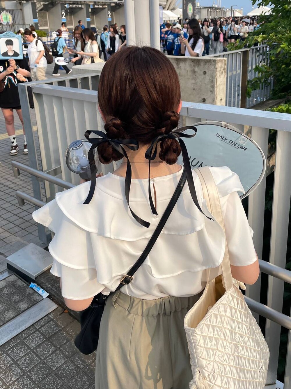 ホワイト系のシャツ/ブラウスを着用したレディースの夏コーディネートの2枚目の写真