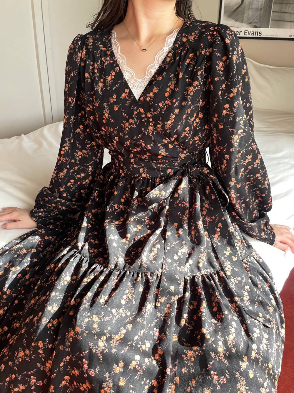 ホワイト系のタンクトップ、ホワイト系のショルダーバッグ、ベージュ系のパンプスを着用したレディースの冬コーディネートの3枚目の写真