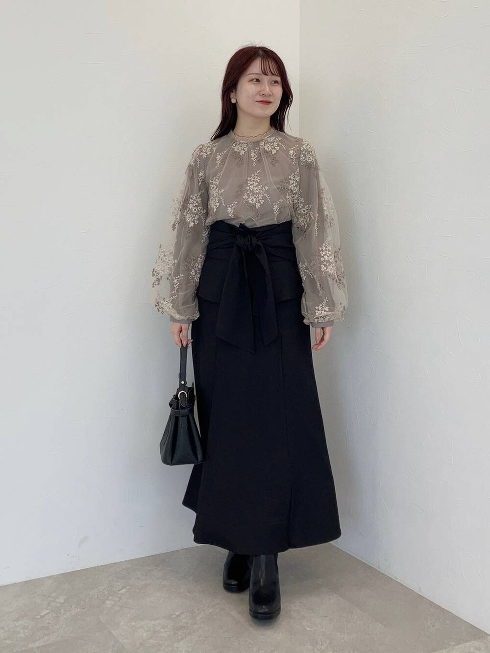 ホワイト系のブルゾン、ブラック系のショルダーバッグ、ブラウン系のシャツ/ブラウスを着用したレディースの秋コーディネートの3枚目の写真