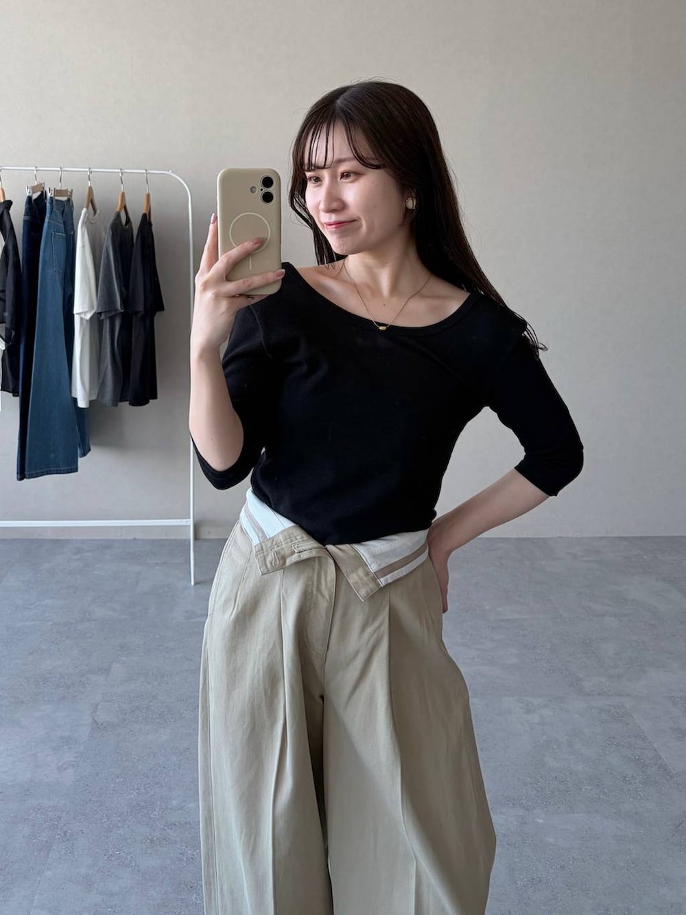 ブルー系のテーラードジャケット、ブラック系のサンダル、ブラック系のショルダーバッグを着用したレディースの春コーディネートの6枚目の写真