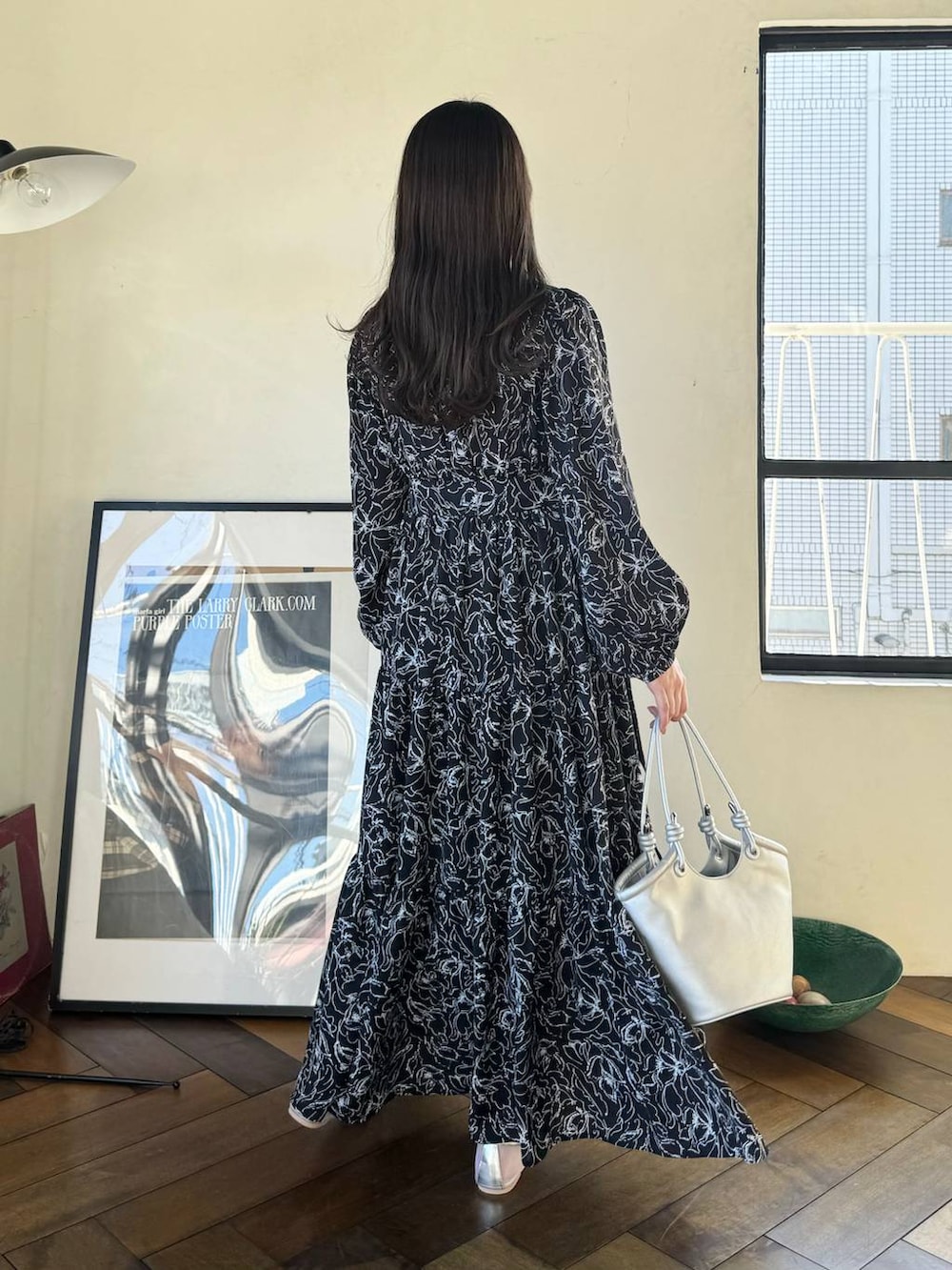 ブラック系のワンピース、ピンク系のタンクトップ、シルバー系のハンドバッグを着用したレディースの冬コーディネートの2枚目の写真