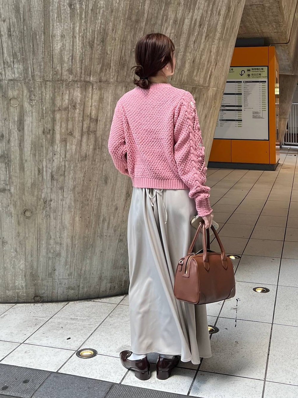 ベージュ系のワンピース、ピンク系のニット/セーターを着用したレディースの冬コーディネートの3枚目の写真