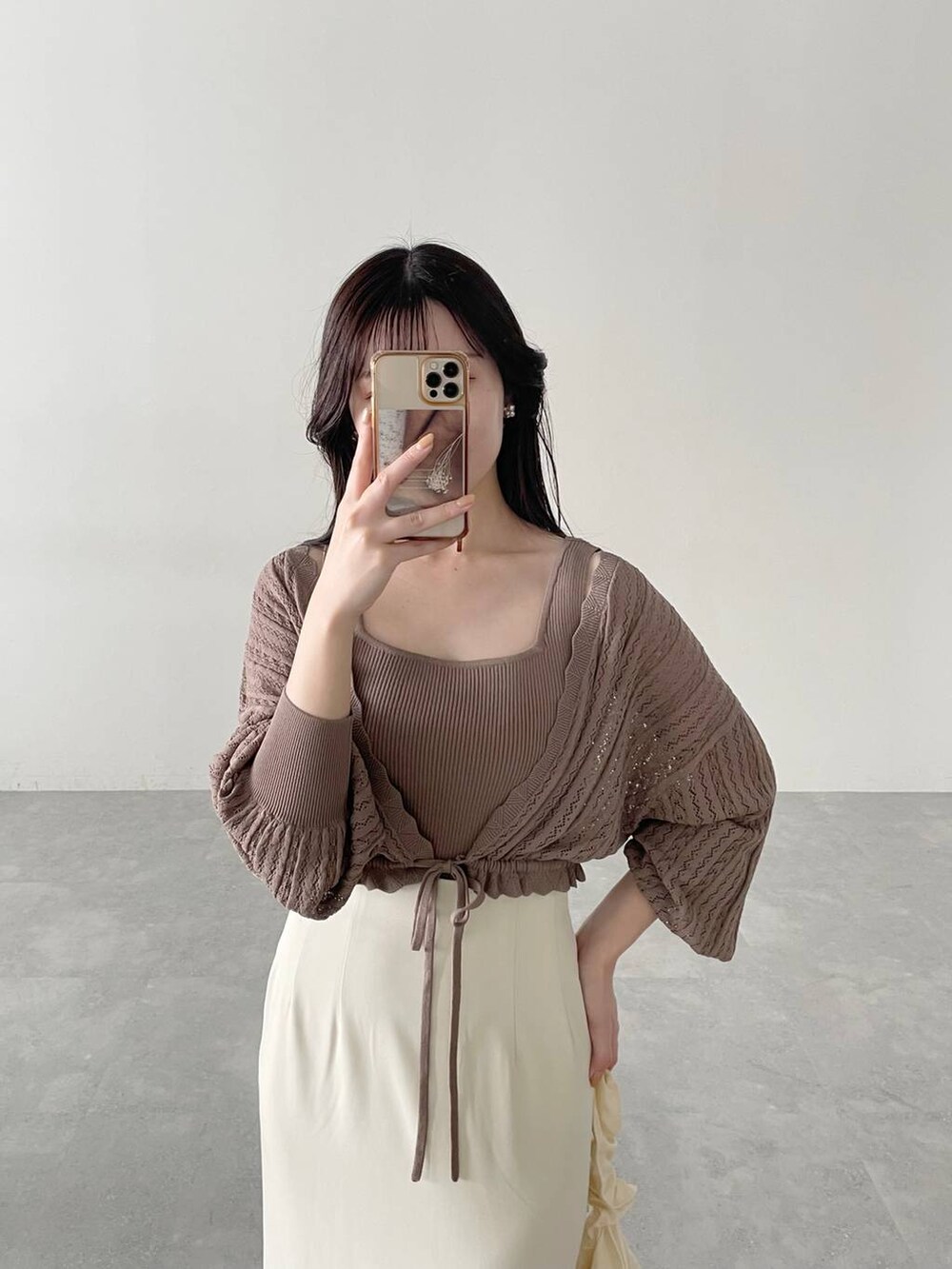 ホワイト系のショルダーバッグ、ホワイト系のスカート、ホワイト系のサンダルを着用したレディースの春コーディネートの3枚目の写真