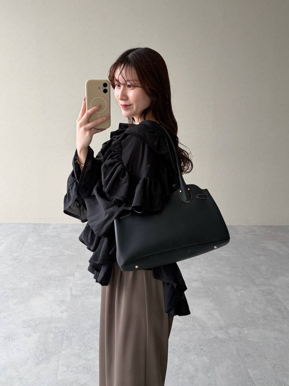 ブラック系のサンダル、ブラック系のシャツ/ブラウス、ベージュ系のパンツドレスを着用したレディースの春コーディネートの4枚目の写真