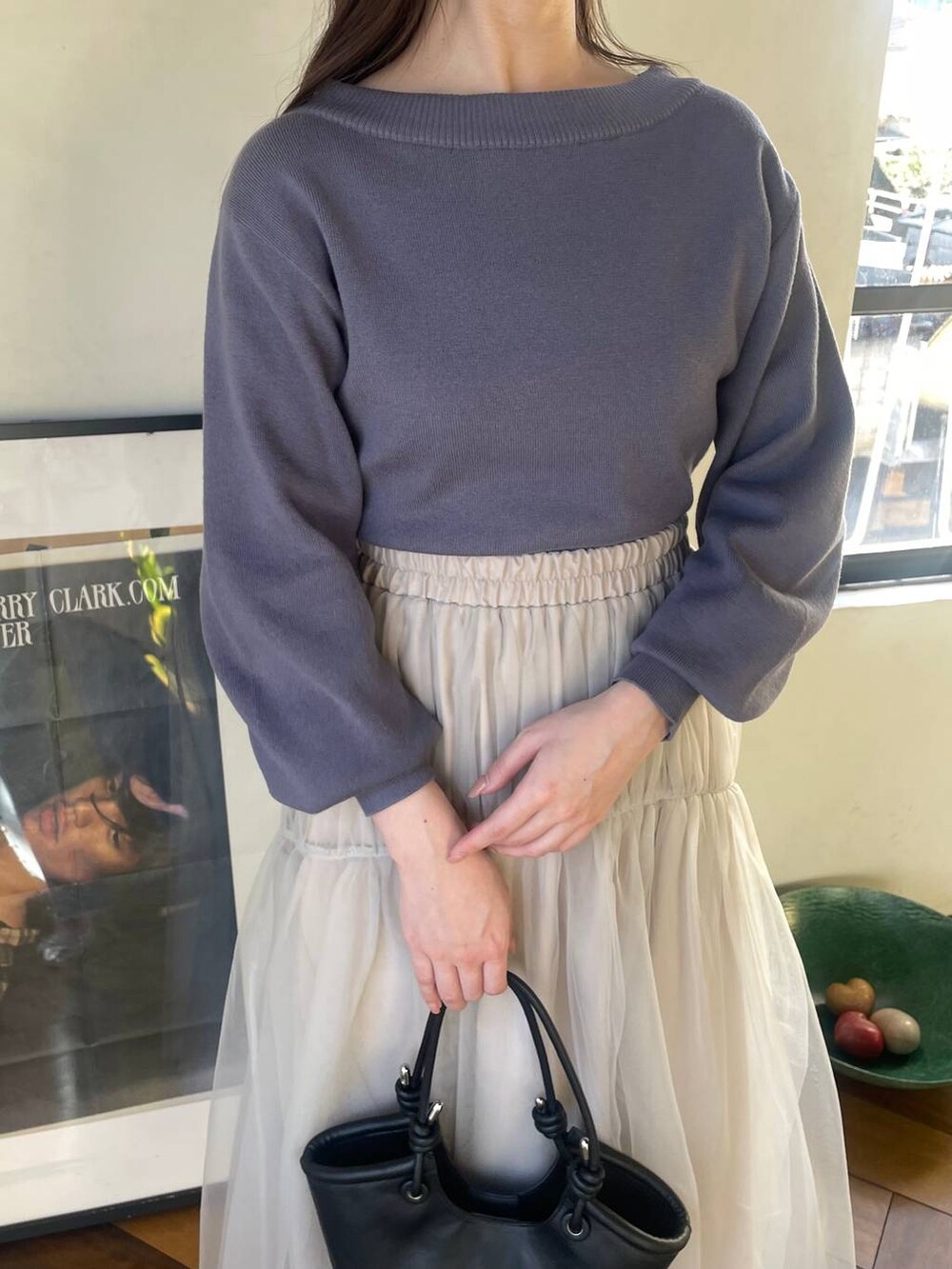 ブラック系のバレエシューズ、グレー系のニット/セーター、ホワイト系のスカートを着用したレディースの春コーディネートの3枚目の写真