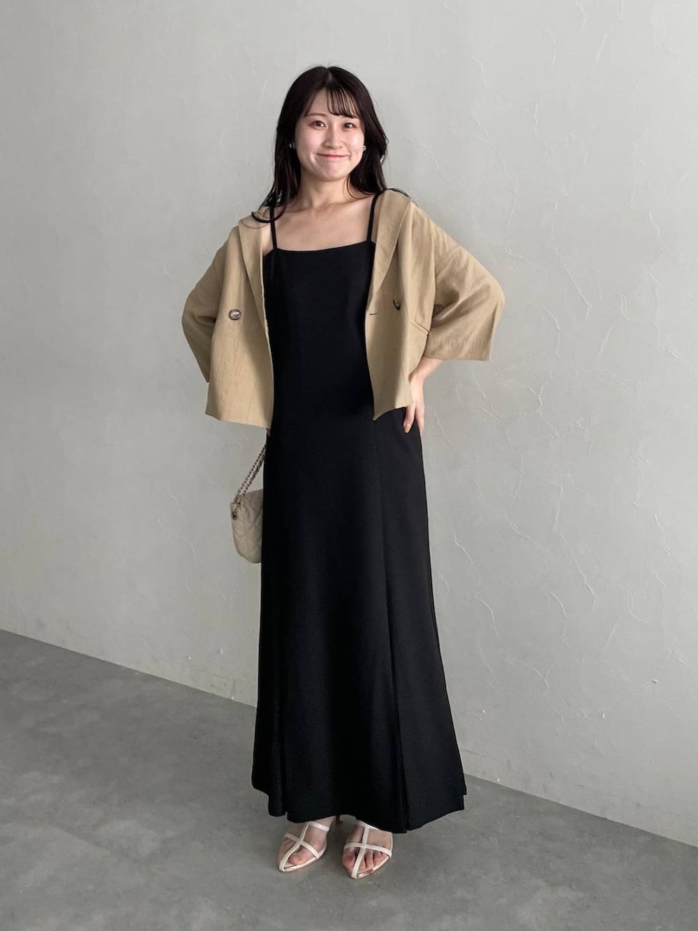「フェミニン、低身長、モテ、デート/ロマンティック、mysty woman、ワンピース、キャミワンピース、ジャケット、サンダル、夏コーデ」｜「mysty womanのWボタンシャツジャケット　 120678（テーラードジャケット、ベージュ系）」を使った、MiOさん（レディース・155cm）の夏コーディネートの5枚目の写真
