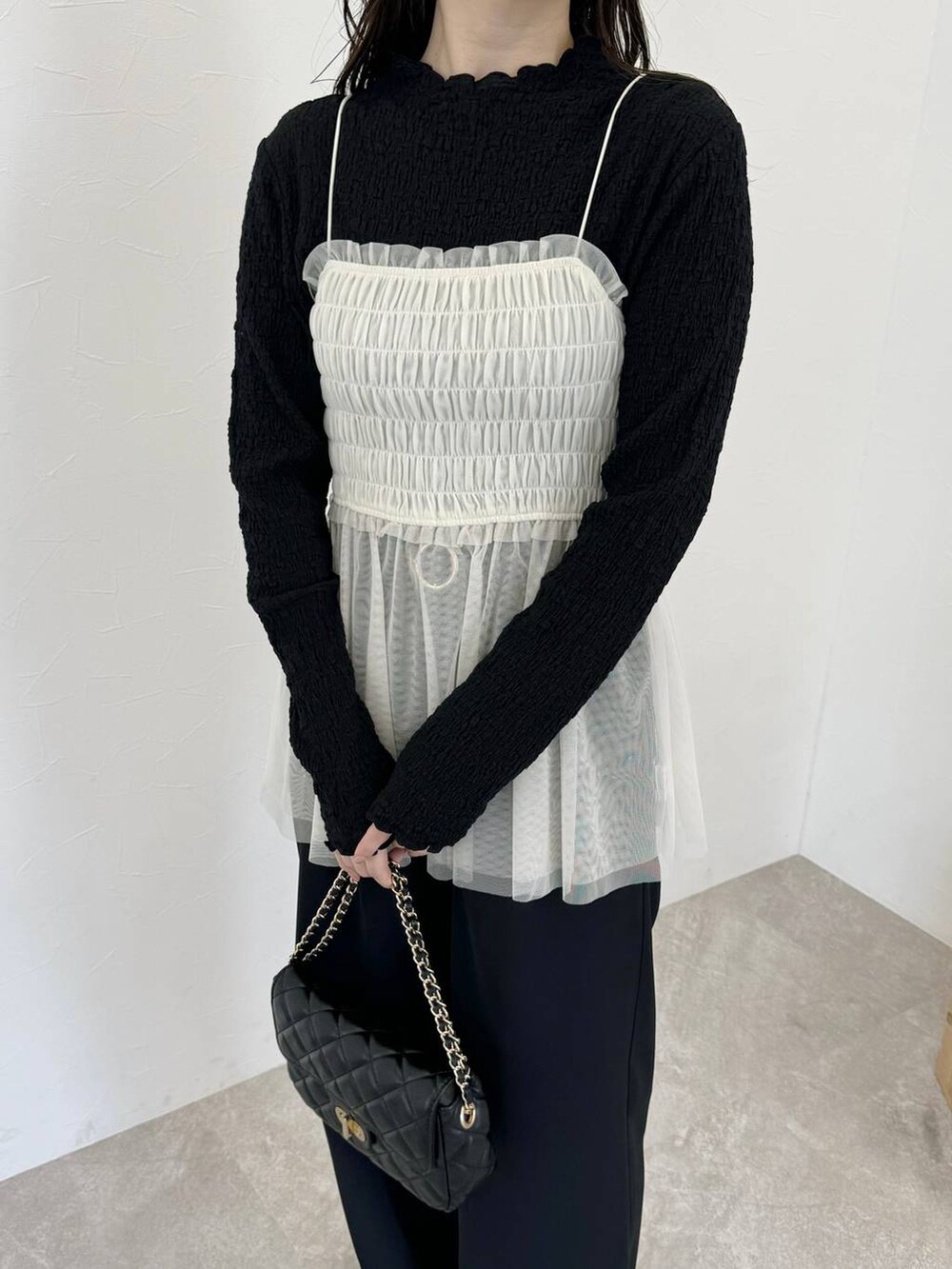 ブラック系のローファー、ブラック系のその他パンツ、ブラック系のショルダーバッグを着用したレディースの冬コーディネートの3枚目の写真