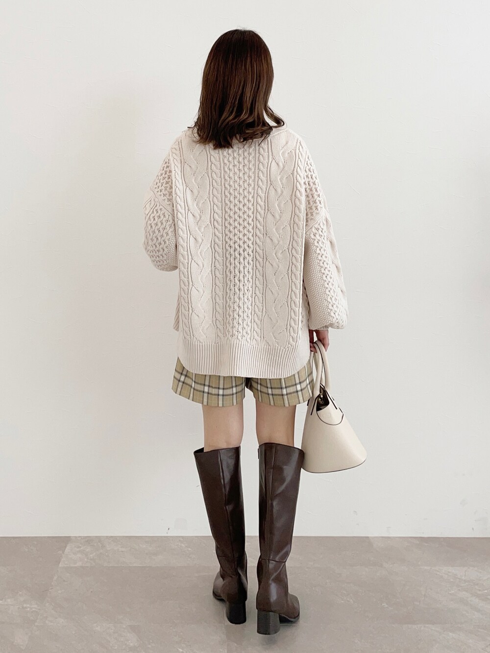 ホワイト系のカーディガン/ボレロ、ホワイト系のTシャツ/カットソー、ベージュ系のその他パンツを着用したレディースの秋コーディネートの2枚目の写真