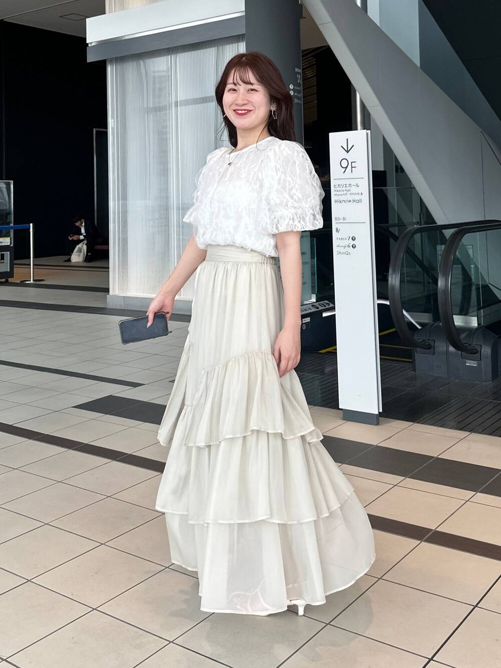 ホワイト系のスカート、ホワイト系のサンダル、ホワイト系のシャツ/ブラウスを着用したレディースの夏コーディネートの2枚目の写真