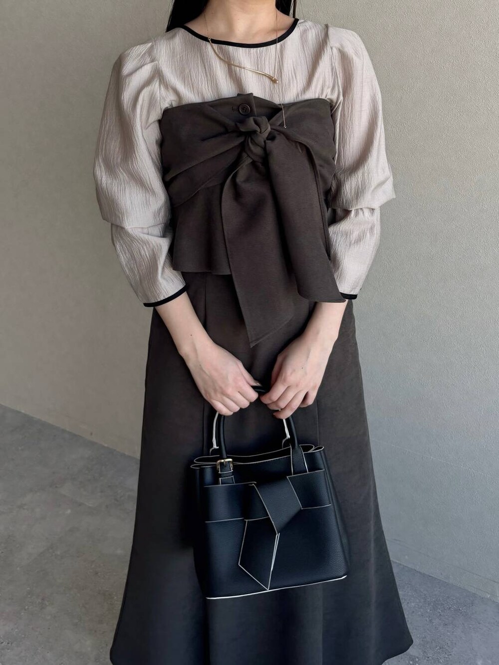 ホワイト系のブーツ、ブラック系のショルダーバッグ、ベージュ系のシャツ/ブラウスを着用したレディースの冬コーディネートの3枚目の写真