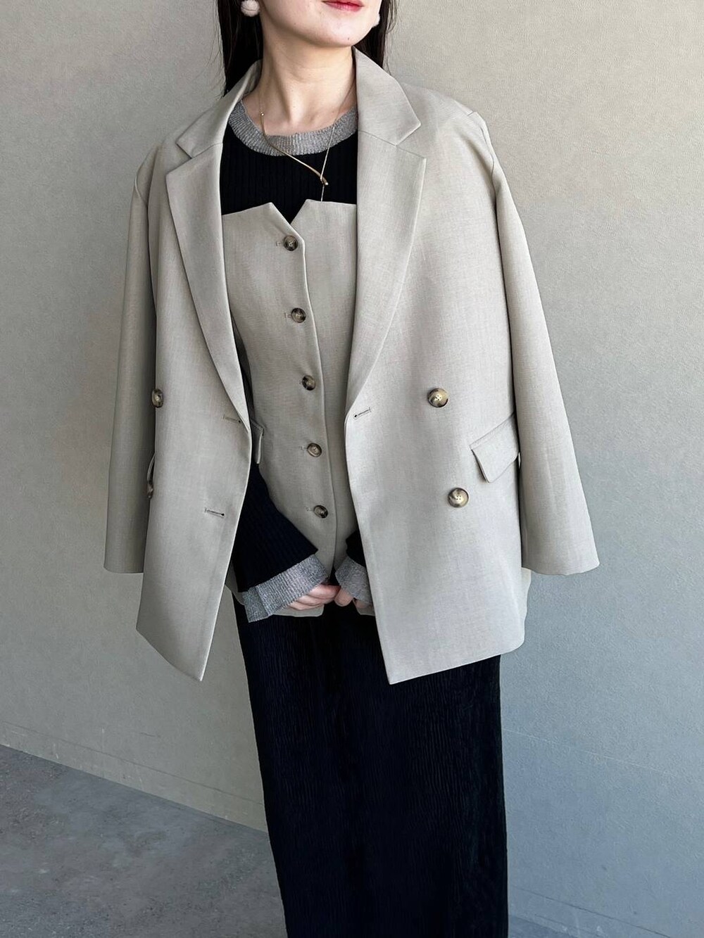 ホワイト系のブーツ、ブラック系のスカート、ホワイト系のショルダーバッグを着用したレディースの冬コーディネートの4枚目の写真