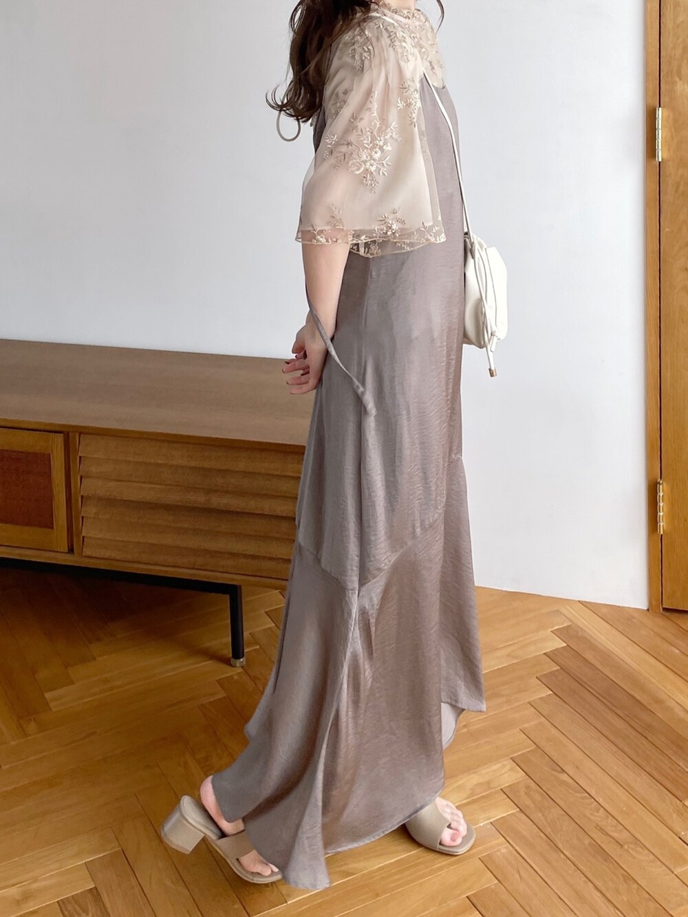 ホワイト系のシャツ/ブラウス、ベージュ系のワンピース、ホワイト系のショルダーバッグを着用したレディースの春コーディネートの3枚目の写真