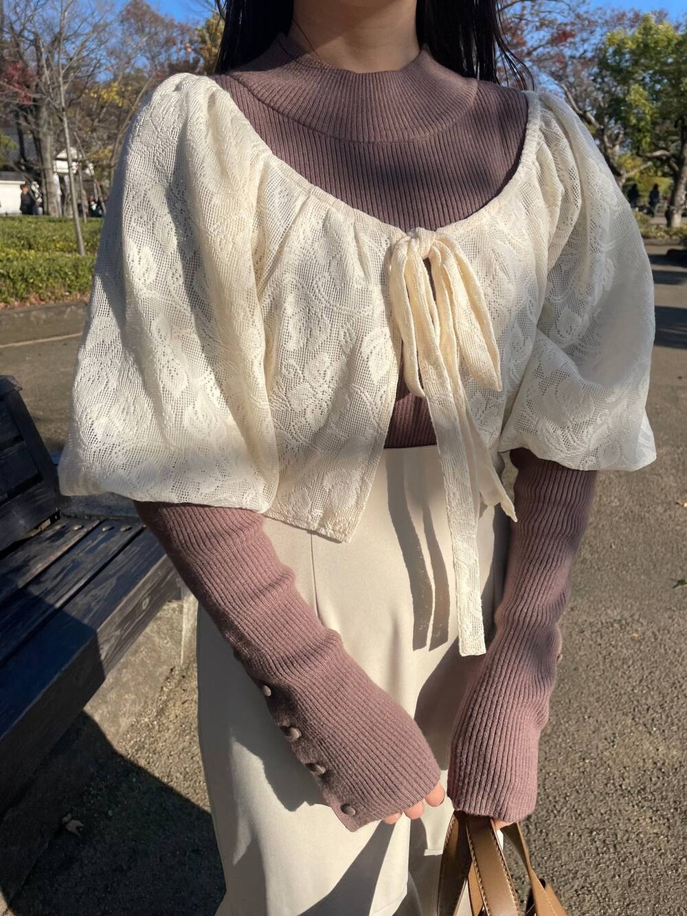 ホワイト系のワンピース、ホワイト系のニット/セーター、ホワイト系のスカートを着用したレディースの冬コーディネートの3枚目の写真