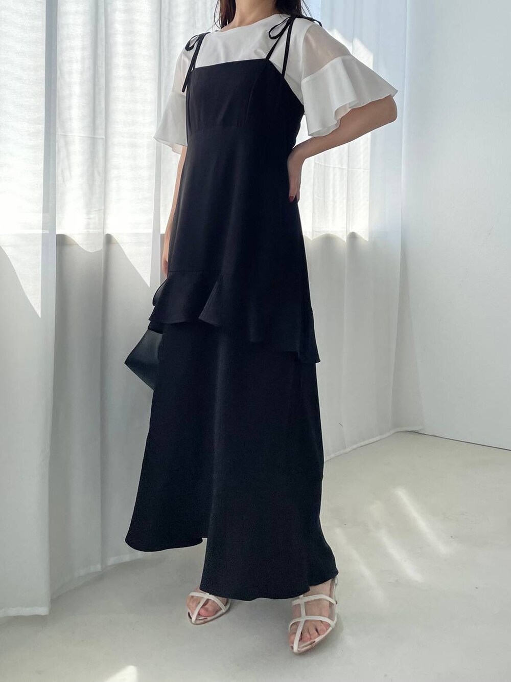 ホワイト系のTシャツ/カットソー、ブラック系のショルダーバッグ、ブラック系のワンピースを着用したレディースの夏コーディネートの4枚目の写真