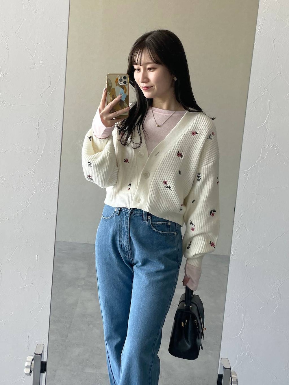 ピンク系のTシャツ/カットソー、ブラック系のローファー、ブラック系のショルダーバッグを着用したレディースの冬コーディネートの3枚目の写真