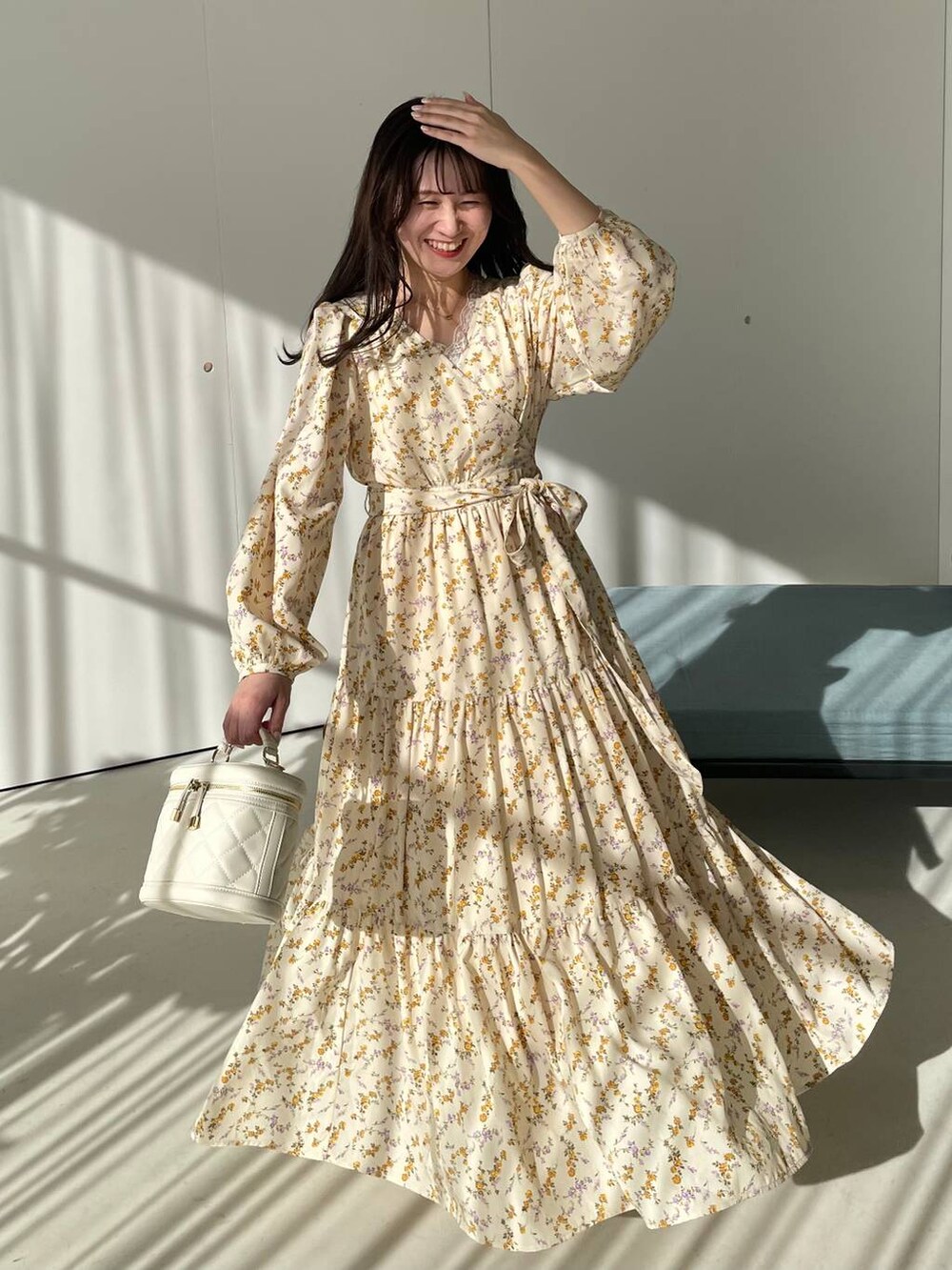 ホワイト系のタンクトップ、ホワイト系のショルダーバッグ、ベージュ系のパンプスを着用したレディースの冬コーディネートの5枚目の写真