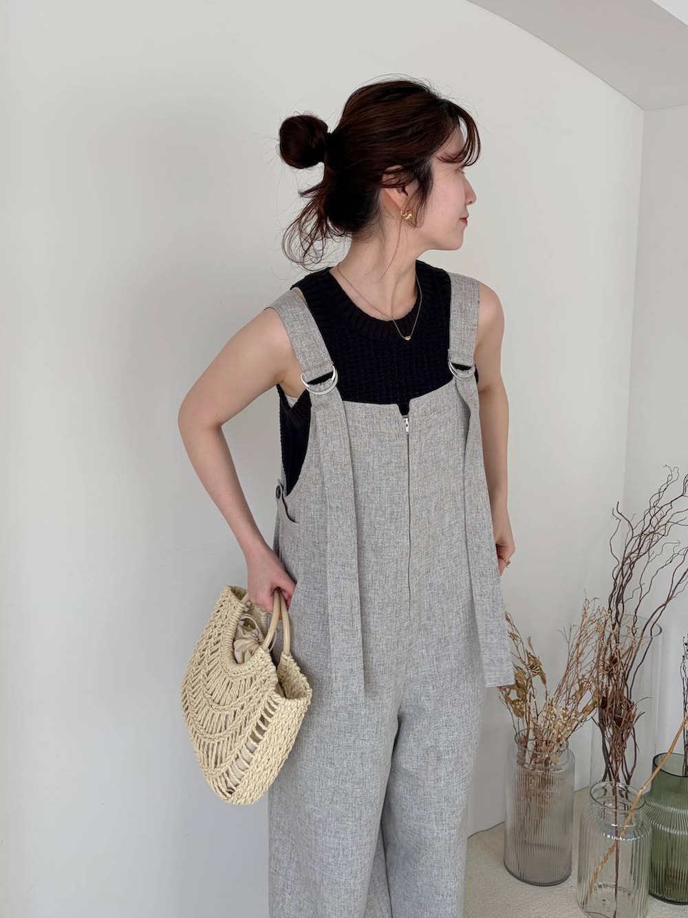 ブラウン系のサンダル、ブラック系のベスト、グレー系のサロペット/オーバーオールを着用したレディースの春コーディネートの6枚目の写真