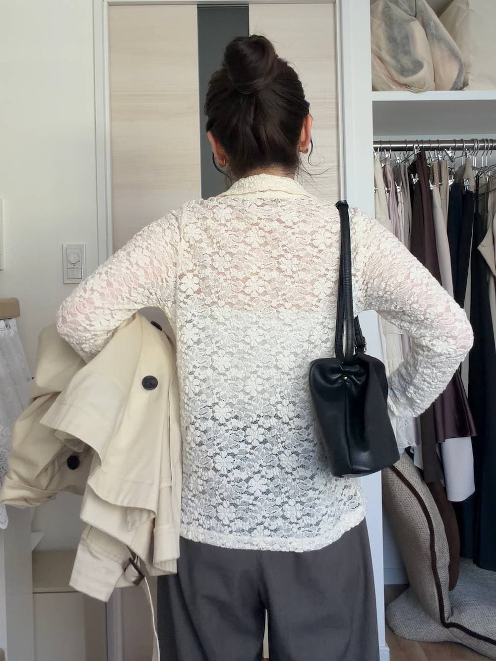 ホワイト系のTシャツ/カットソーを着用したレディースの春コーディネートの2枚目の写真