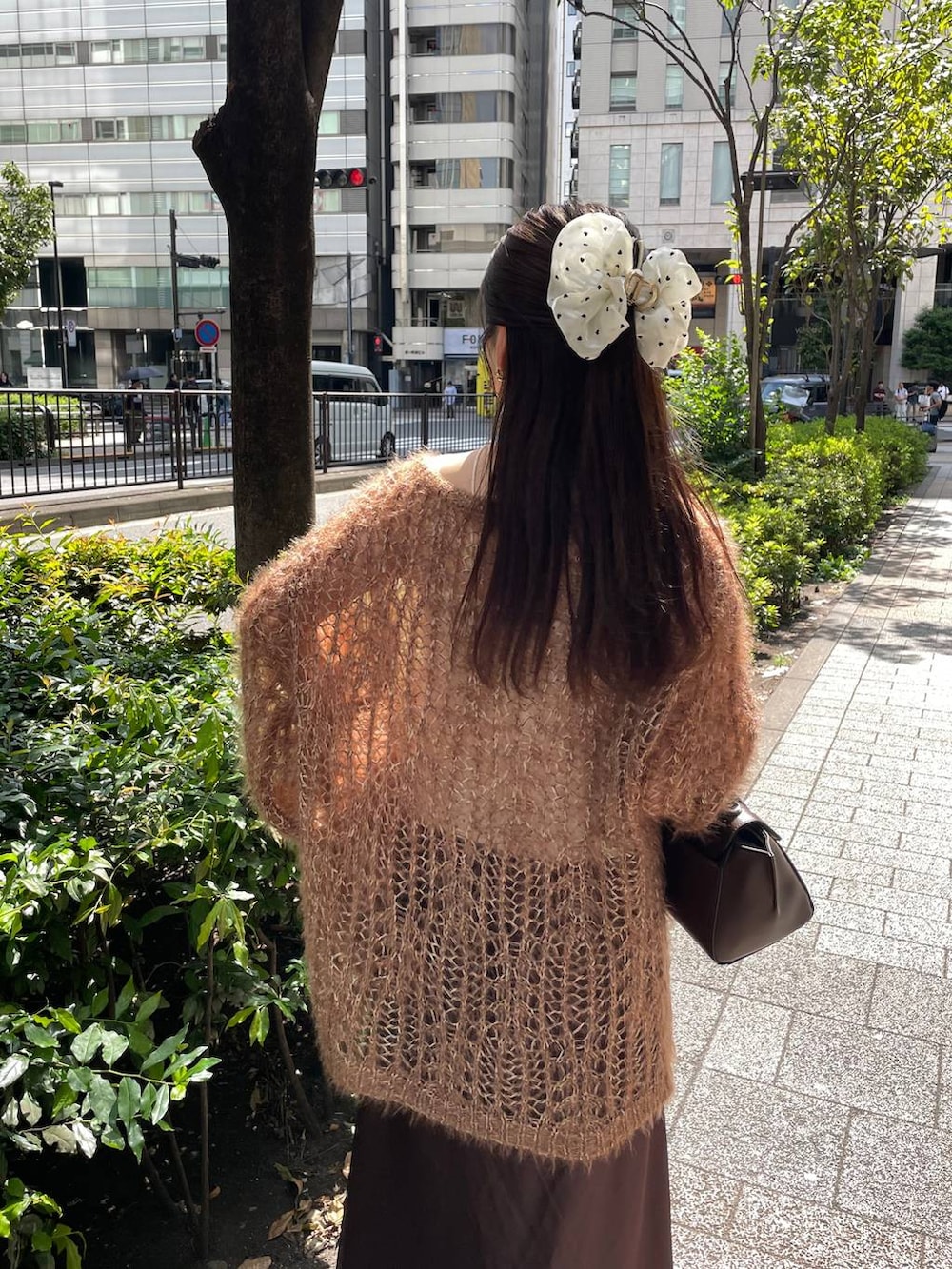 ブラウン系のスカート、ブラウン系のニット/セーターを着用したレディースの秋コーディネートの2枚目の写真