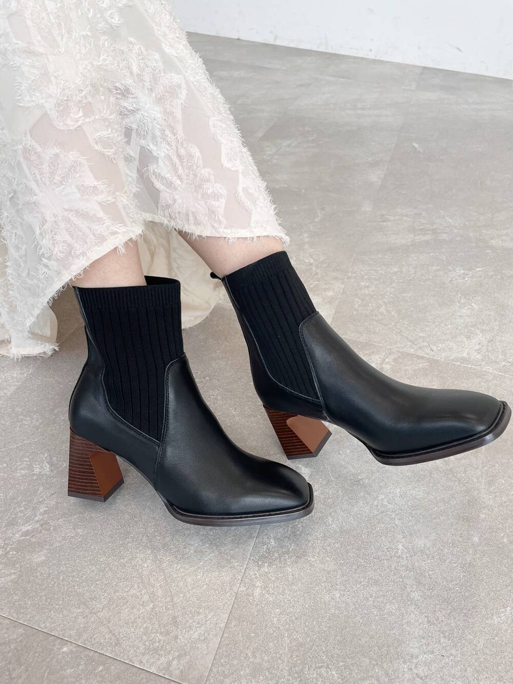 ブルー系のカーディガン/ボレロ、ブラック系のショルダーバッグ、ホワイト系のワンピースを着用したレディースの秋コーディネートの5枚目の写真