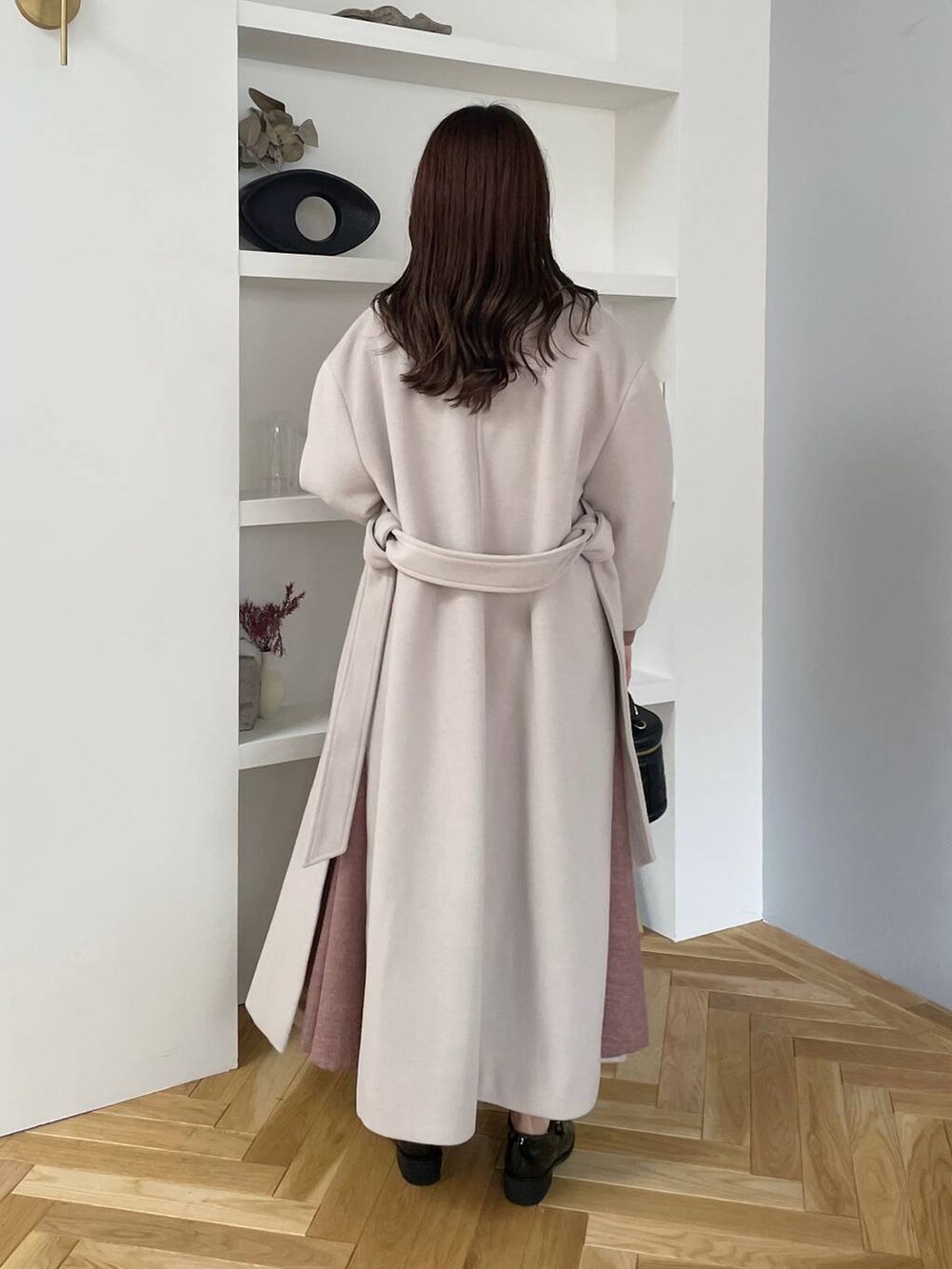 ブラック系のその他シューズ、ブラック系のショルダーバッグ、ホワイト系のTシャツ/カットソーを着用したレディースの秋コーディネートの2枚目の写真