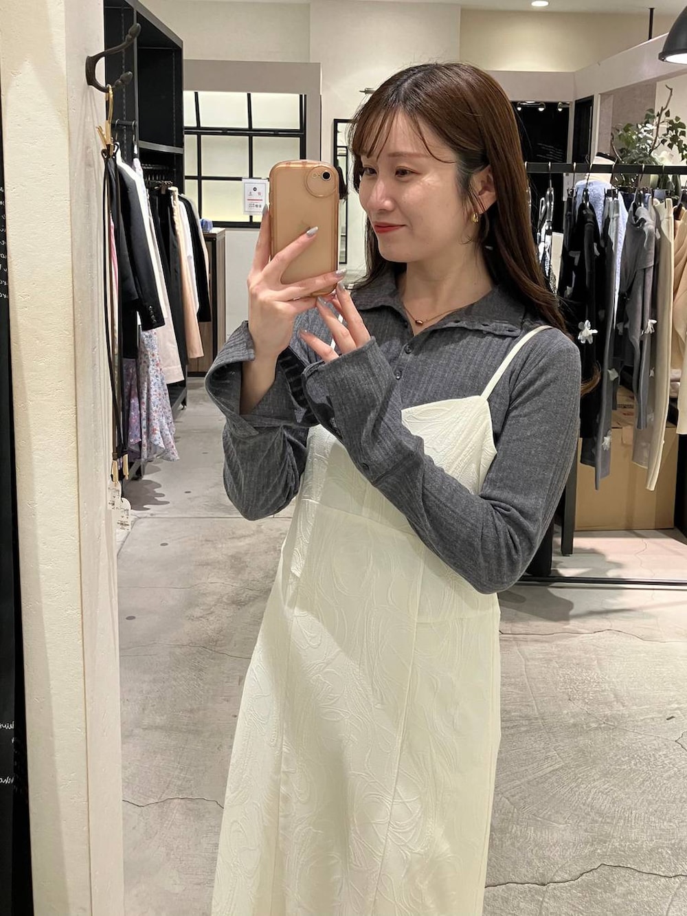 ホワイト系のサンダル、グレー系のTシャツ/カットソー、ホワイト系のワンピースを着用したレディースの春コーディネートの2枚目の写真