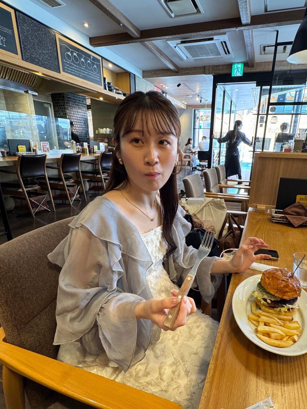 グレー系のシャツ/ブラウス、ホワイト系のワンピースを着用したレディースの夏コーディネートの3枚目の写真