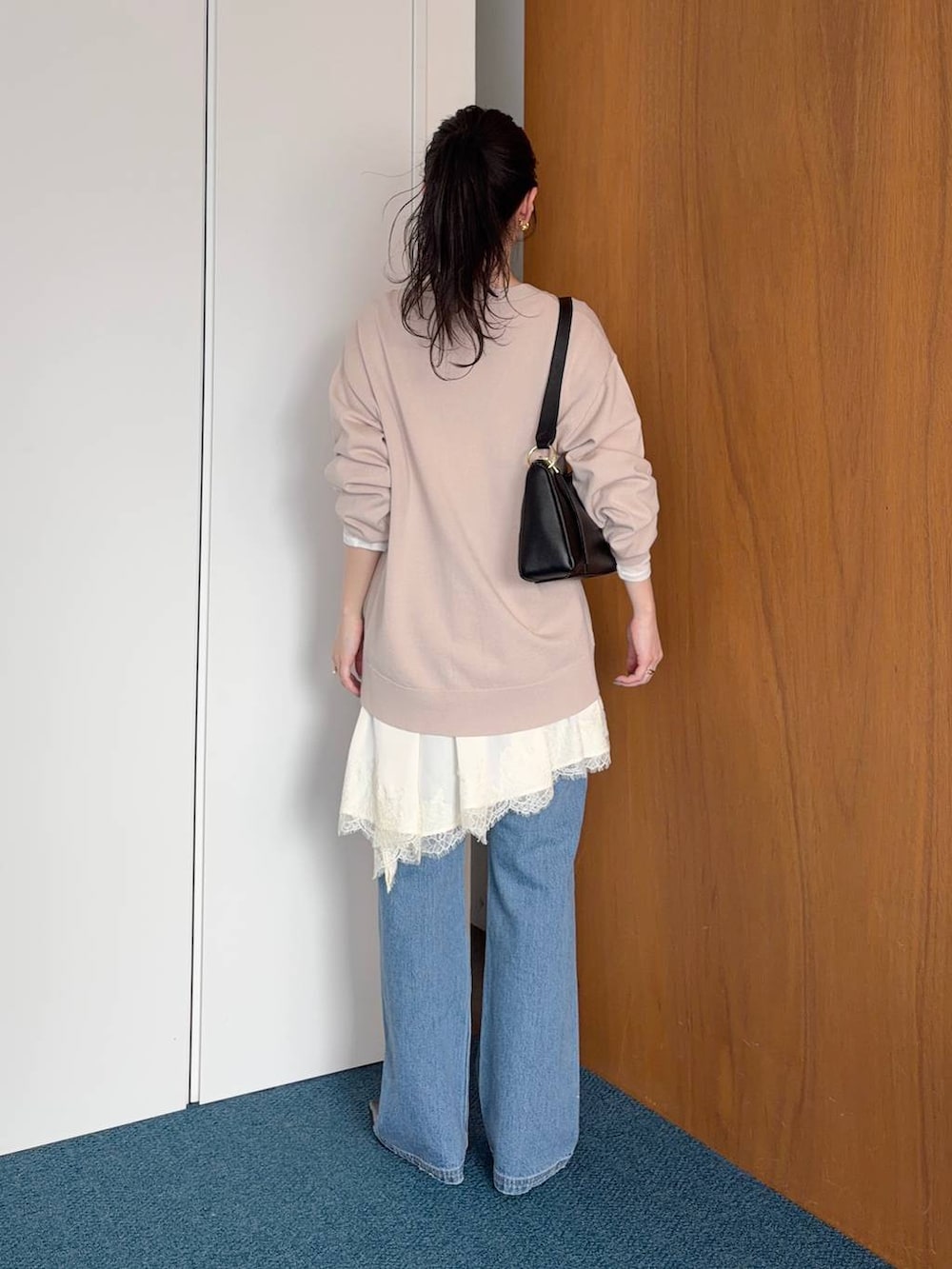 ブルー系のデニムパンツ、グレー系のカーディガン/ボレロ、ホワイト系のキャミソールを着用したレディースの春コーディネートの2枚目の写真