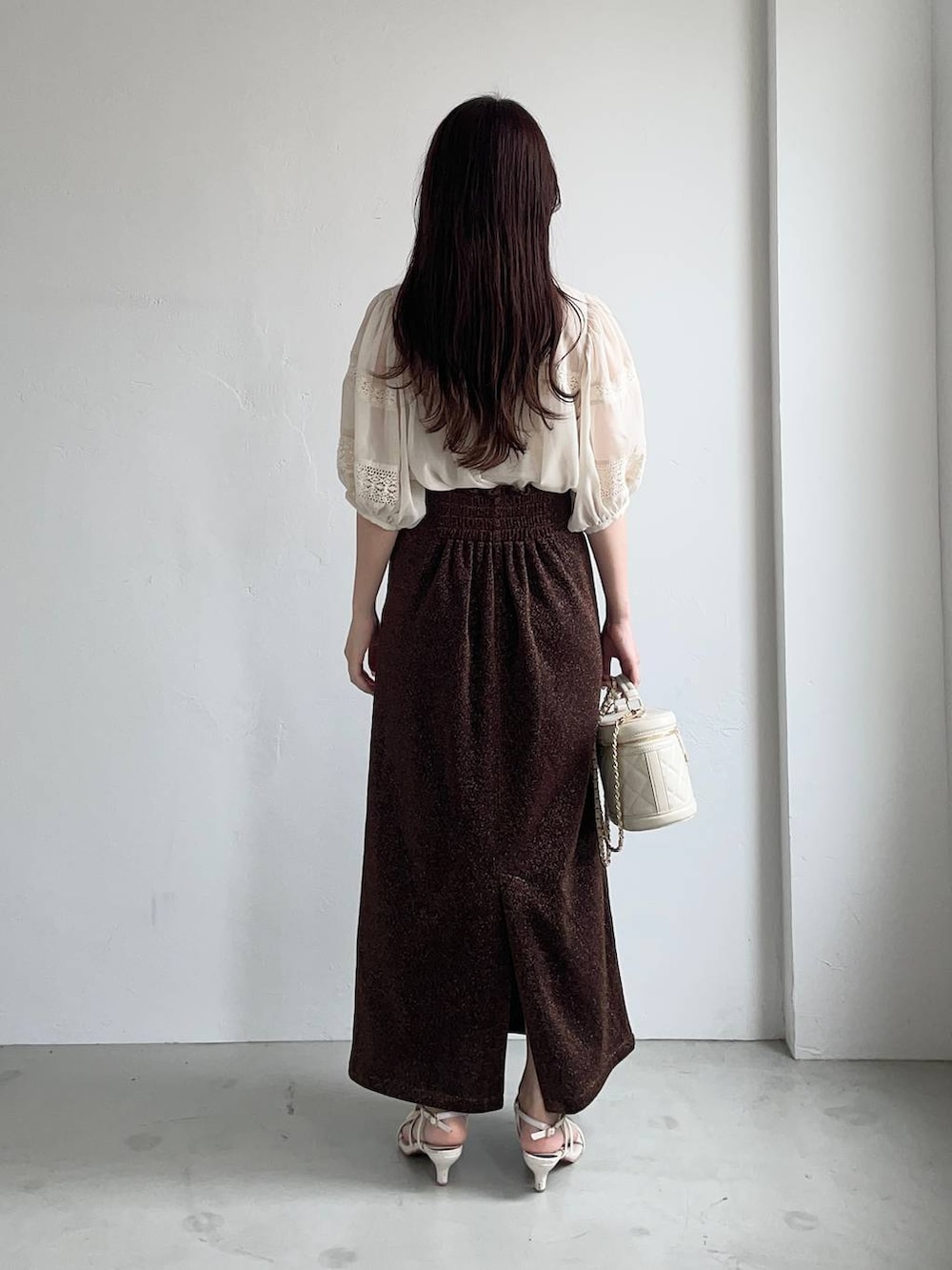 ホワイト系のシャツ/ブラウス、ブラウン系のスカート、ホワイト系のショルダーバッグを着用したレディースの夏コーディネートの2枚目の写真