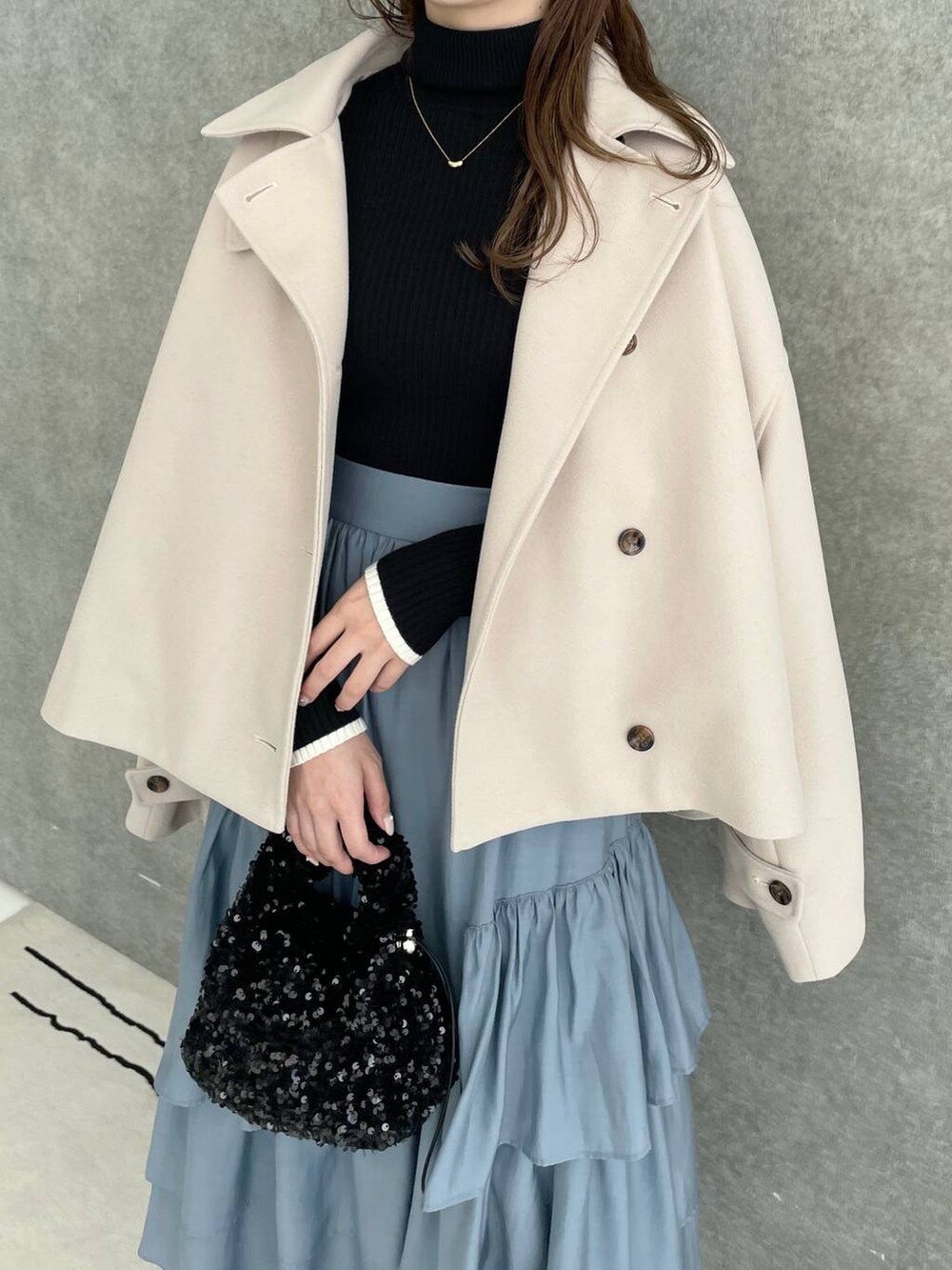 ホワイト系のその他アウター、ブラック系のブーツ、ブルー系のスカートを着用したレディースの秋コーディネートの3枚目の写真