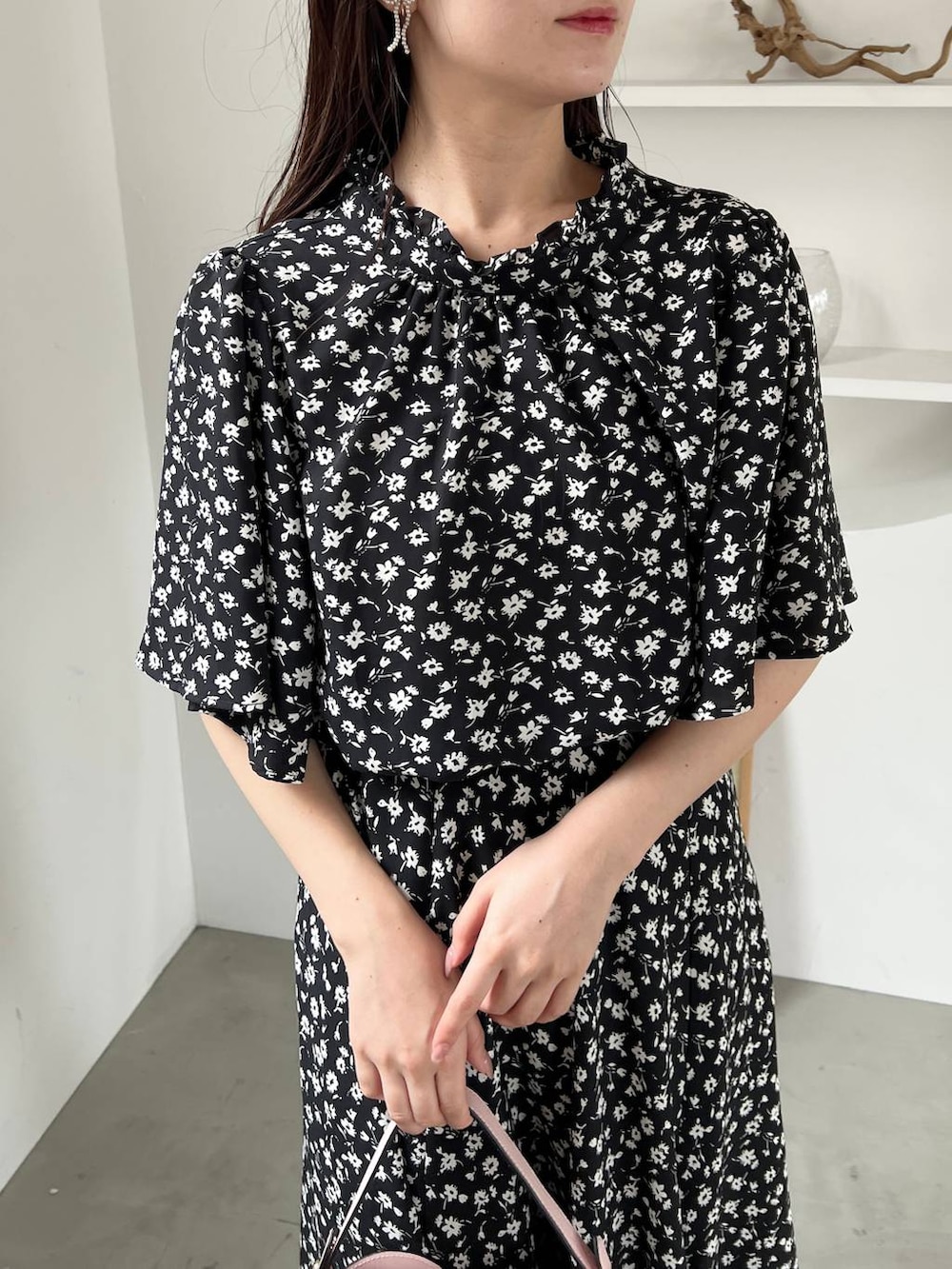 ピンク系のショルダーバッグ、ブラック系のスカート、ホワイト系のサンダルを着用したレディースの夏コーディネートの3枚目の写真