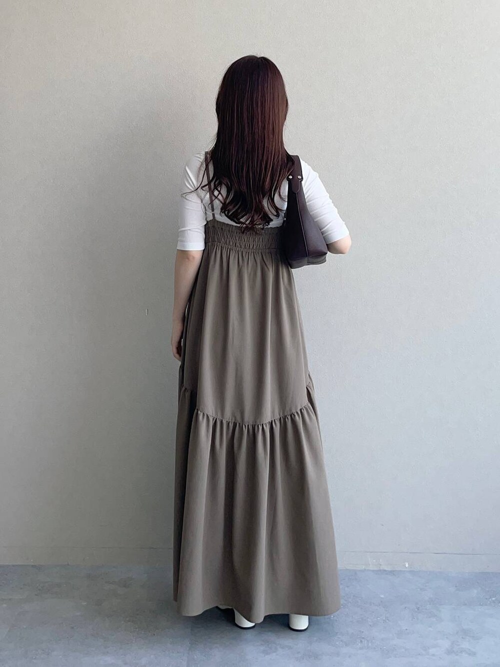 ブラウン系のショルダーバッグ、ホワイト系のTシャツ/カットソー、ブラウン系のワンピースを着用したレディースの秋コーディネートの2枚目の写真