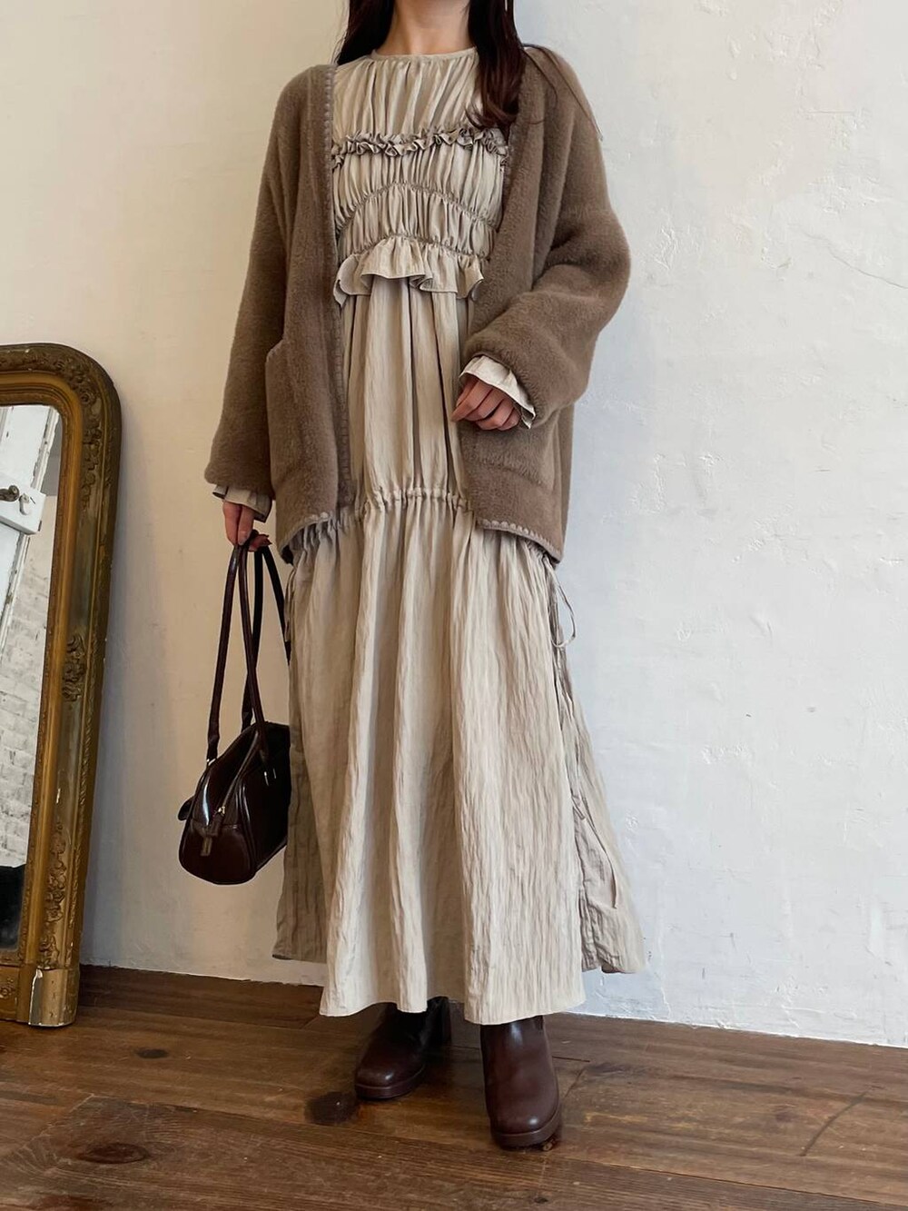 「フェミニン、低身長、モテ、デート/ロマンティック、mysty woman、カーディガン、ワンピース、ブーツ、ショートブーツ」｜「mysty womanのニットストームショートブーツ　143358（ブーツ、ブラウン系）」を使った、MiOさん（レディース・155cm）の冬コーディネートの4枚目の写真
