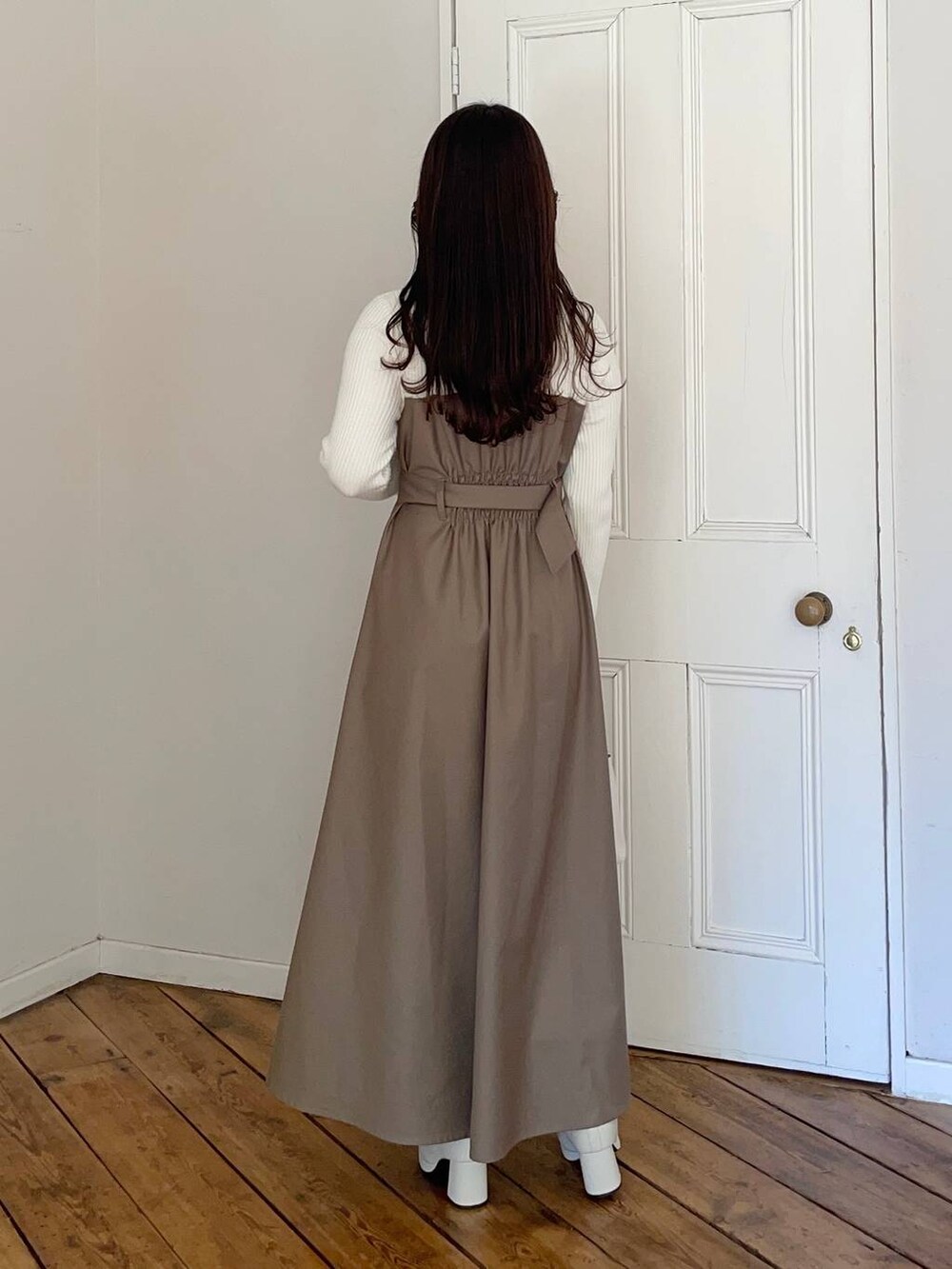 ホワイト系のブーツ、ホワイト系のショルダーバッグ、ホワイト系のテーラードジャケットを着用したレディースの冬コーディネートの4枚目の写真