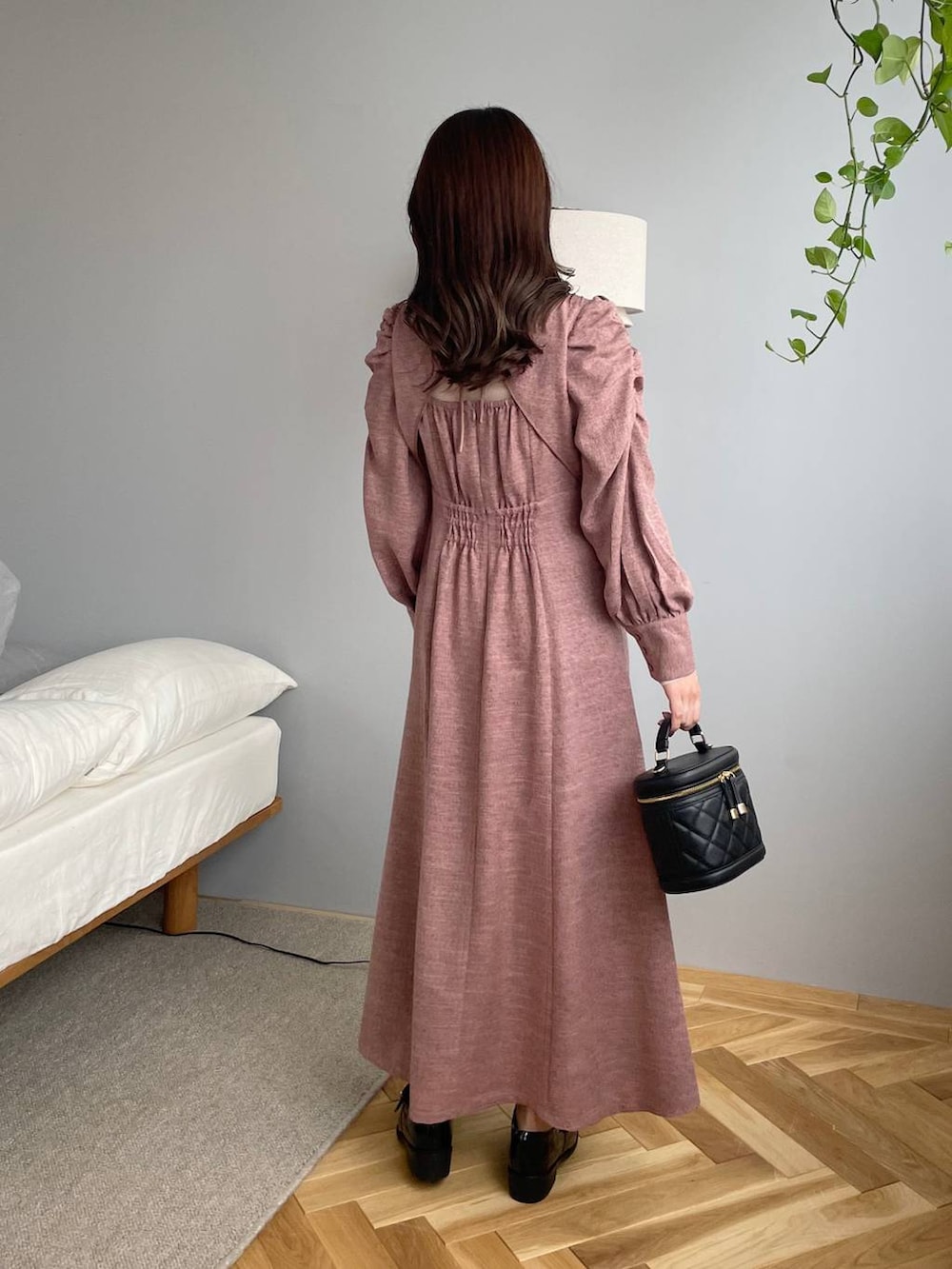 ブラック系のその他シューズ、ブラック系のショルダーバッグ、ホワイト系のTシャツ/カットソーを着用したレディースの秋コーディネートの5枚目の写真