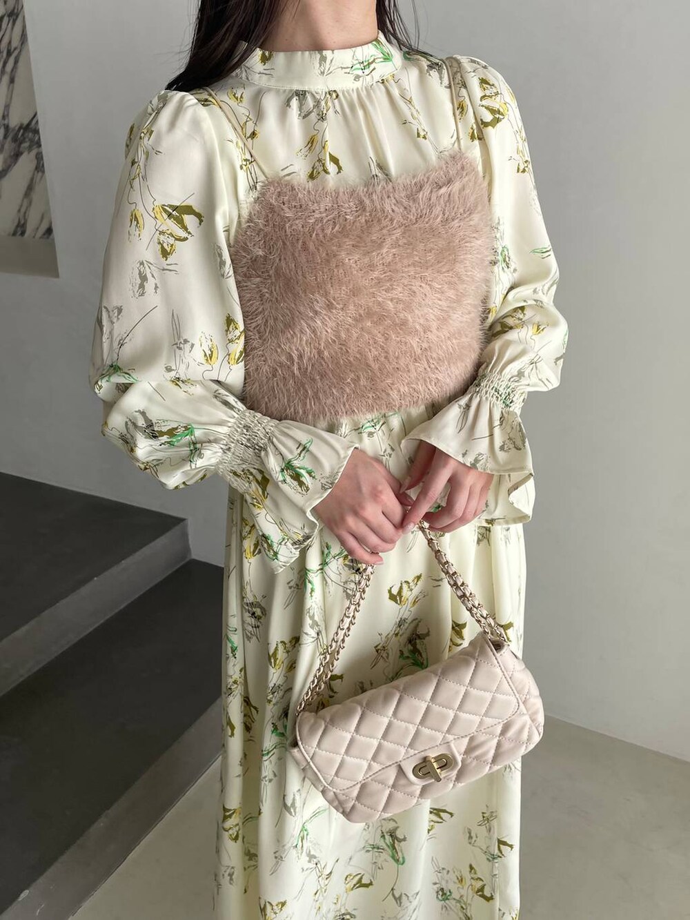 ホワイト系のショルダーバッグ、イエロー系のワンピースを着用したレディースの冬コーディネートの3枚目の写真