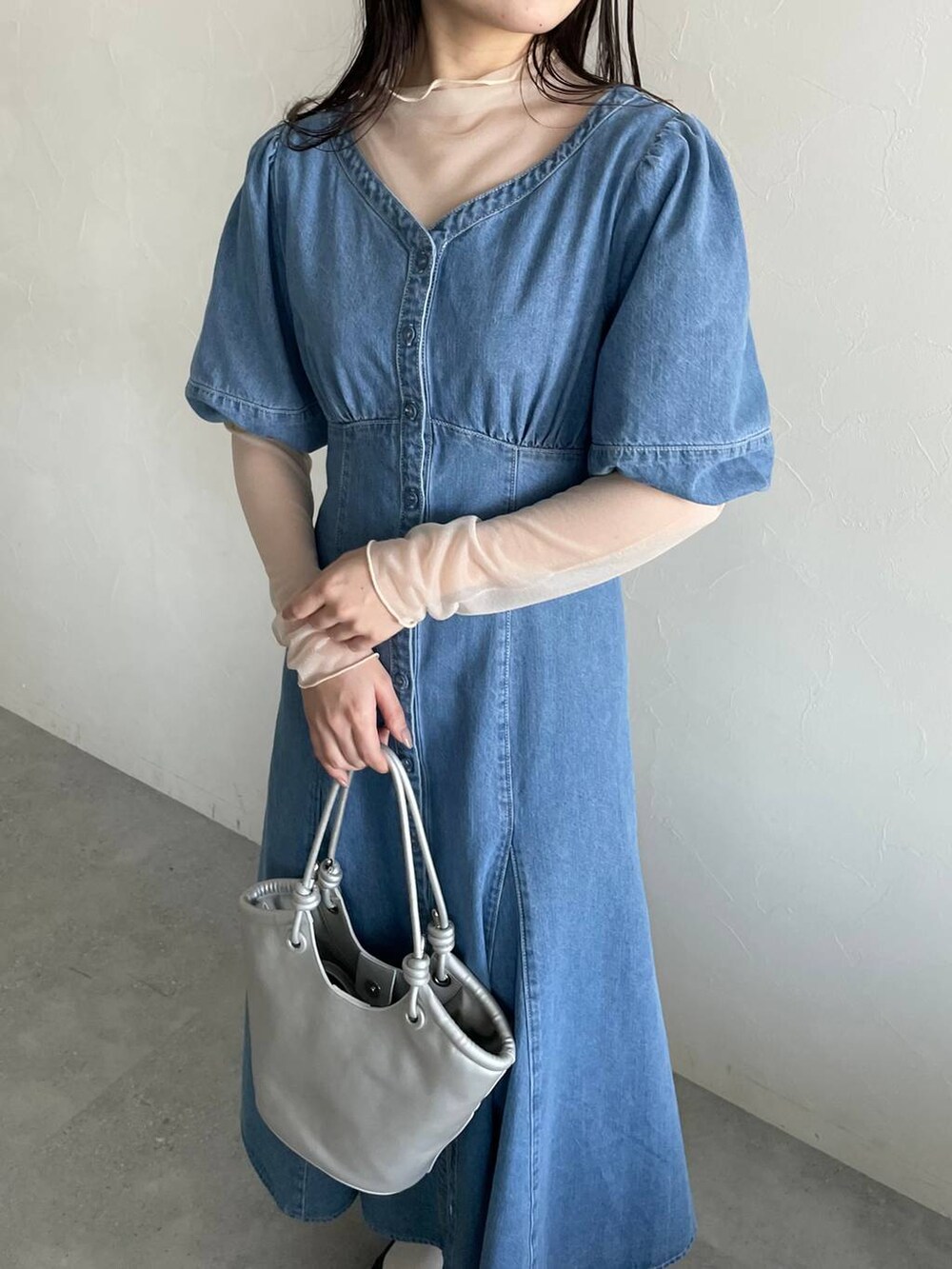 ブラック系のバレエシューズ、ホワイト系のTシャツ/カットソー、ブルー系のワンピースを着用したレディースの春コーディネートの7枚目の写真