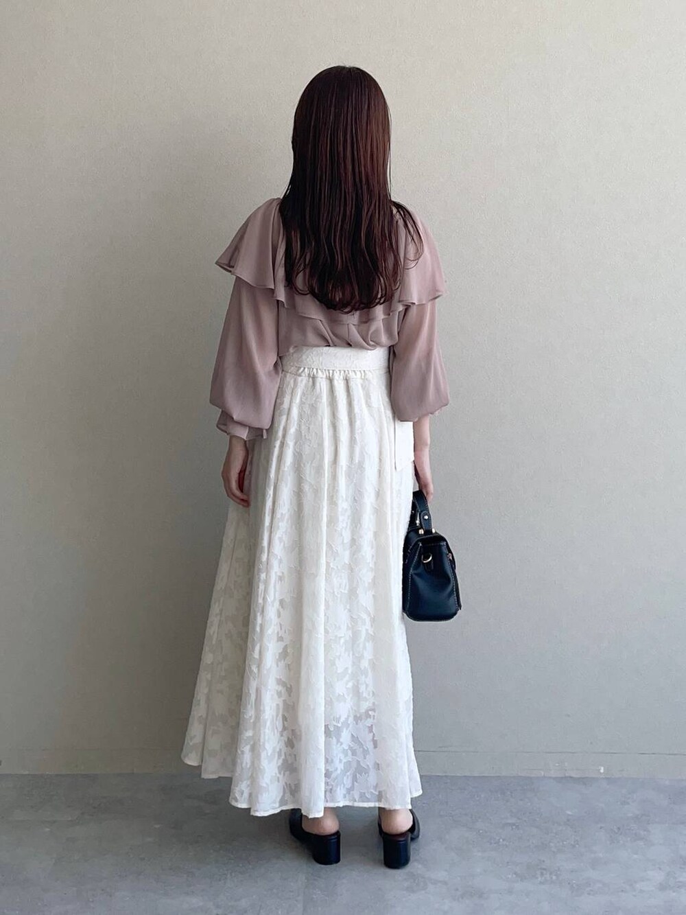 ブラック系のショルダーバッグ、ホワイト系のスカート、ブラウン系のシャツ/ブラウスを着用したレディースの夏コーディネートの2枚目の写真