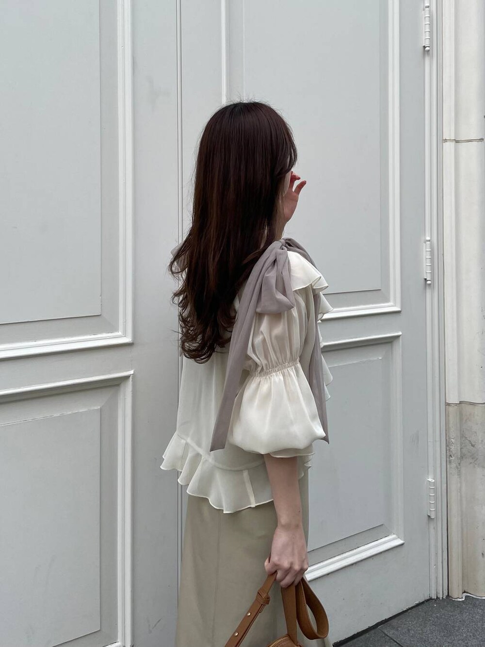 ホワイト系のシャツ/ブラウス、ブラウン系のショルダーバッグ、ベージュ系のワンピースを着用したレディースの夏コーディネートの6枚目の写真