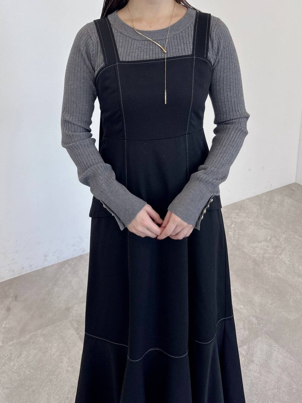「フェミニン、低身長、モテ、デート/ロマンティック、mysty woman、ブルゾン、ニット、ワンピース、ブーツ、ショートブーツ」|「mysty womanのニットストームショートブーツ 143358(ブーツ、ホワイト系)」を使った、MiOさん(レディース・155cm)の冬コーディネートの5枚目の写真