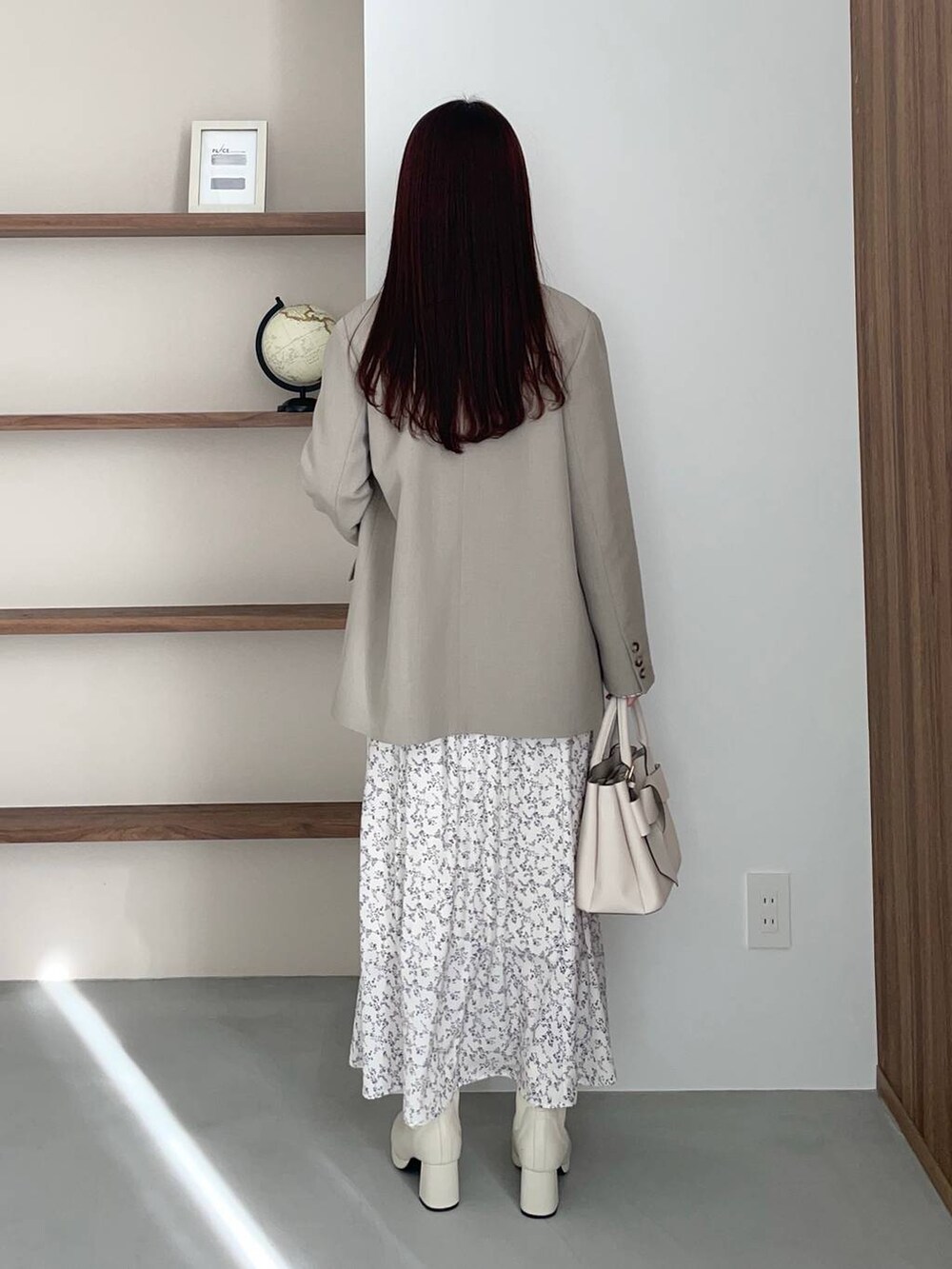 ホワイト系のブーツ、ホワイト系のショルダーバッグ、ホワイト系のワンピースを着用したレディースの冬コーディネートの2枚目の写真