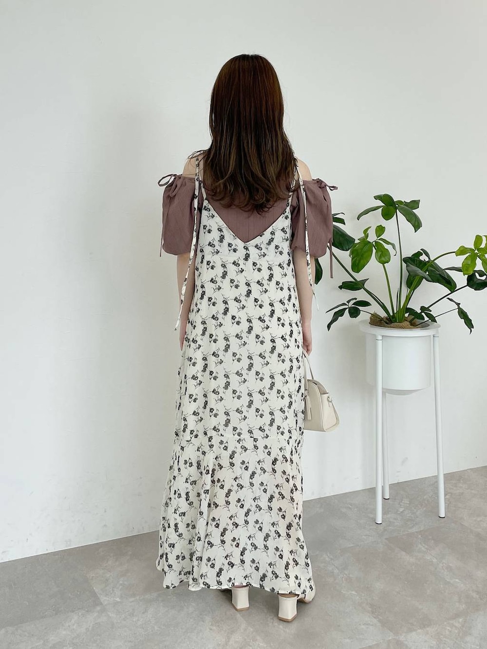 ブラウン系のシャツ/ブラウス、ホワイト系のワンピース、ホワイト系のボストンバッグを着用したレディースの夏コーディネートの2枚目の写真