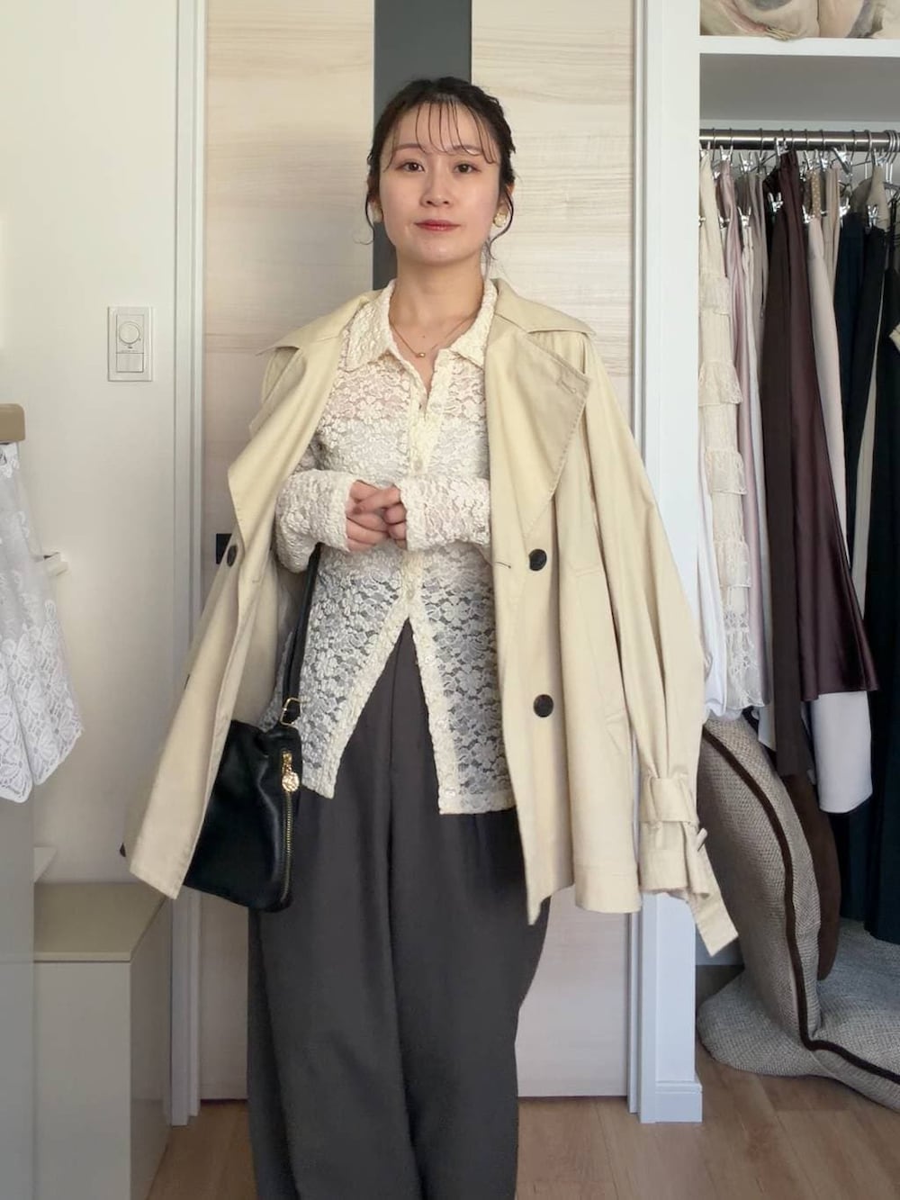 ホワイト系のTシャツ/カットソーを着用したレディースの春コーディネートの5枚目の写真