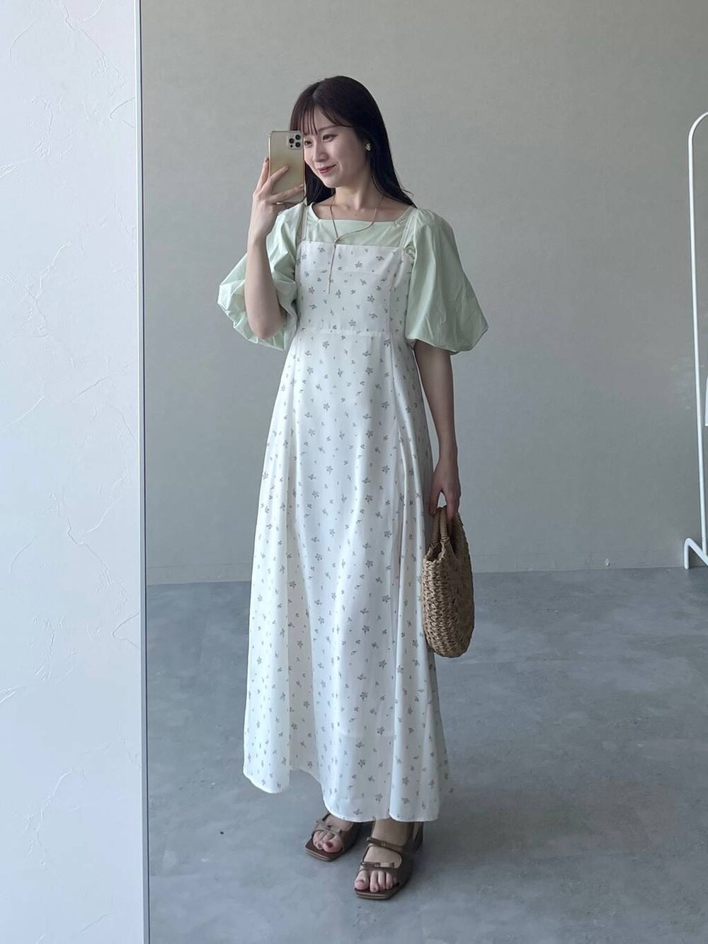 ブラウン系のサンダル、グリーン系のTシャツ/カットソー、ブラウン系のかごバッグを着用したレディースの夏コーディネートの4枚目の写真