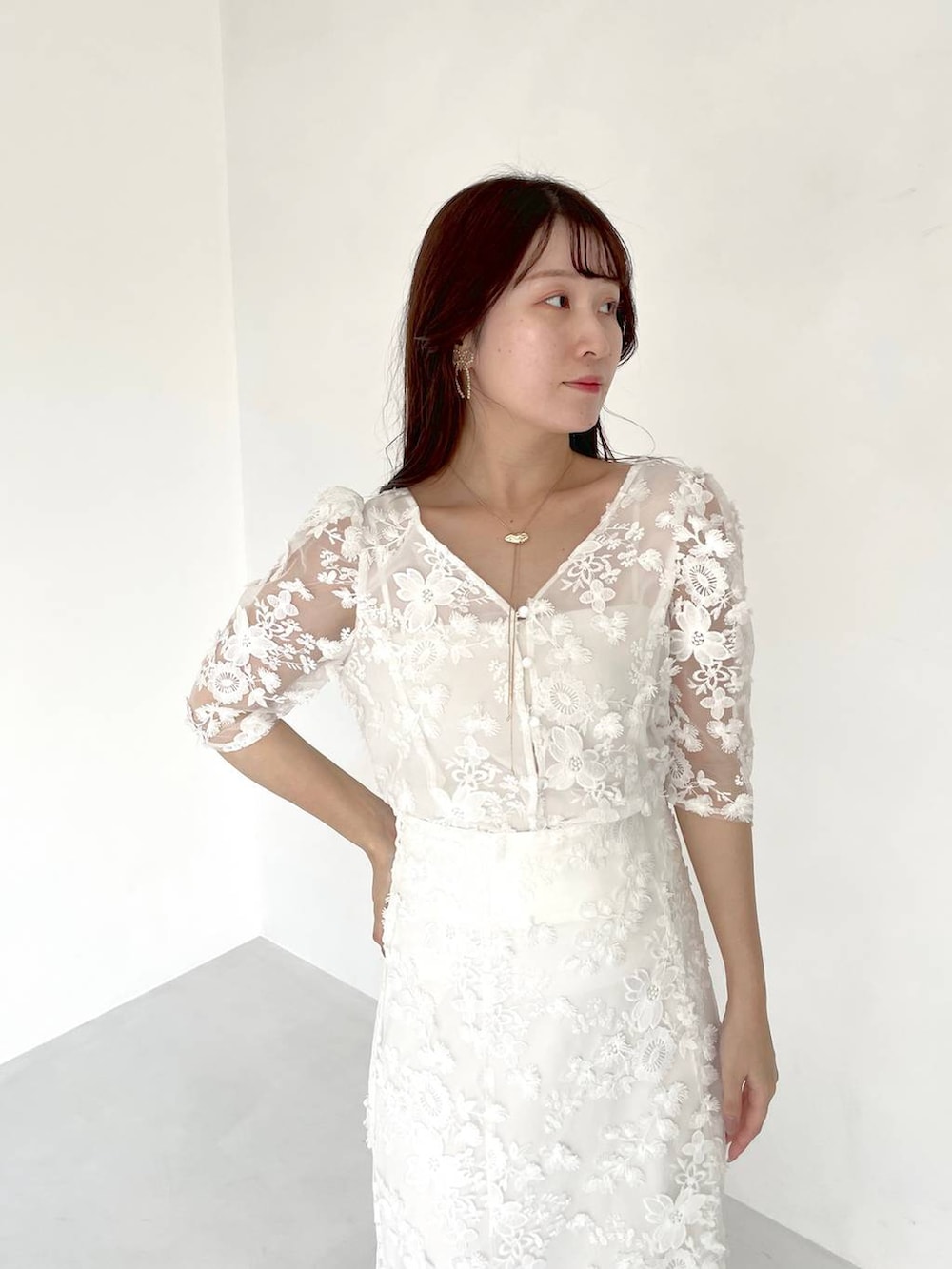 ホワイト系のシャツ/ブラウス、ホワイト系のサンダル、ホワイト系のスカートを着用したレディースの夏コーディネートの3枚目の写真