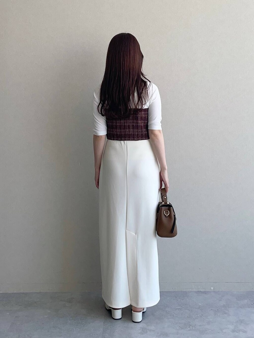 ブラウン系のショルダーバッグ、ホワイト系のTシャツ/カットソー、レッド系のシャツ/ブラウスを着用したレディースの夏コーディネートの2枚目の写真