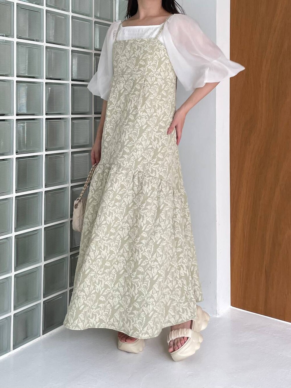 ホワイト系のTシャツ/カットソー、グリーン系のワンピース、ホワイト系のショルダーバッグを着用したレディースの夏コーディネートの4枚目の写真