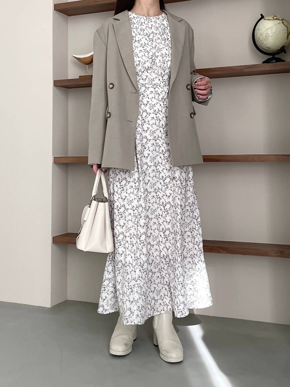 ホワイト系のブーツ、ホワイト系のショルダーバッグ、ホワイト系のワンピースを着用したレディースの冬コーディネートの4枚目の写真